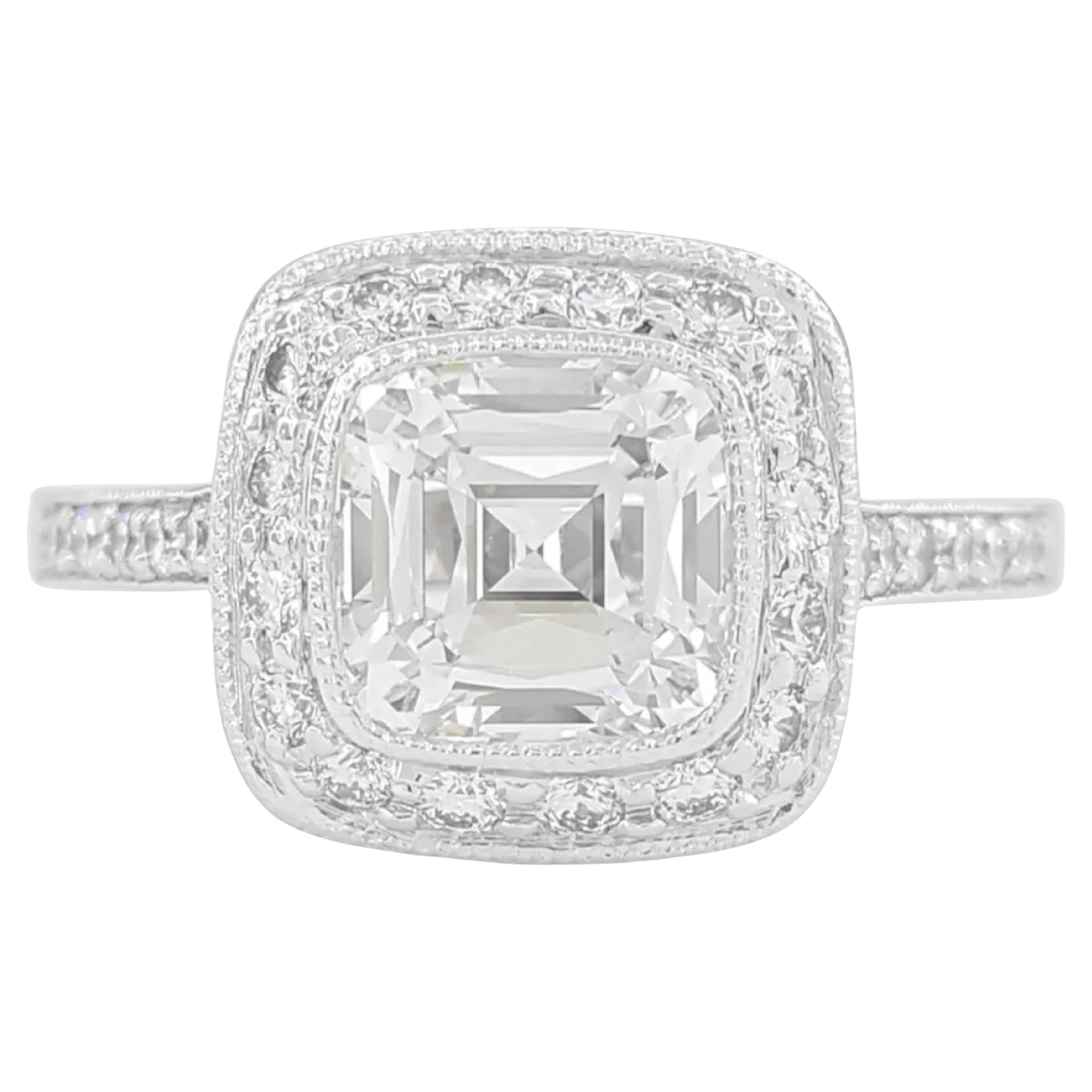 Taglio cuscino Autentico Tiffany & Co. Anello di fidanzamento aureolato con diamante a cuscino Legacy da 1.75 carati in vendita