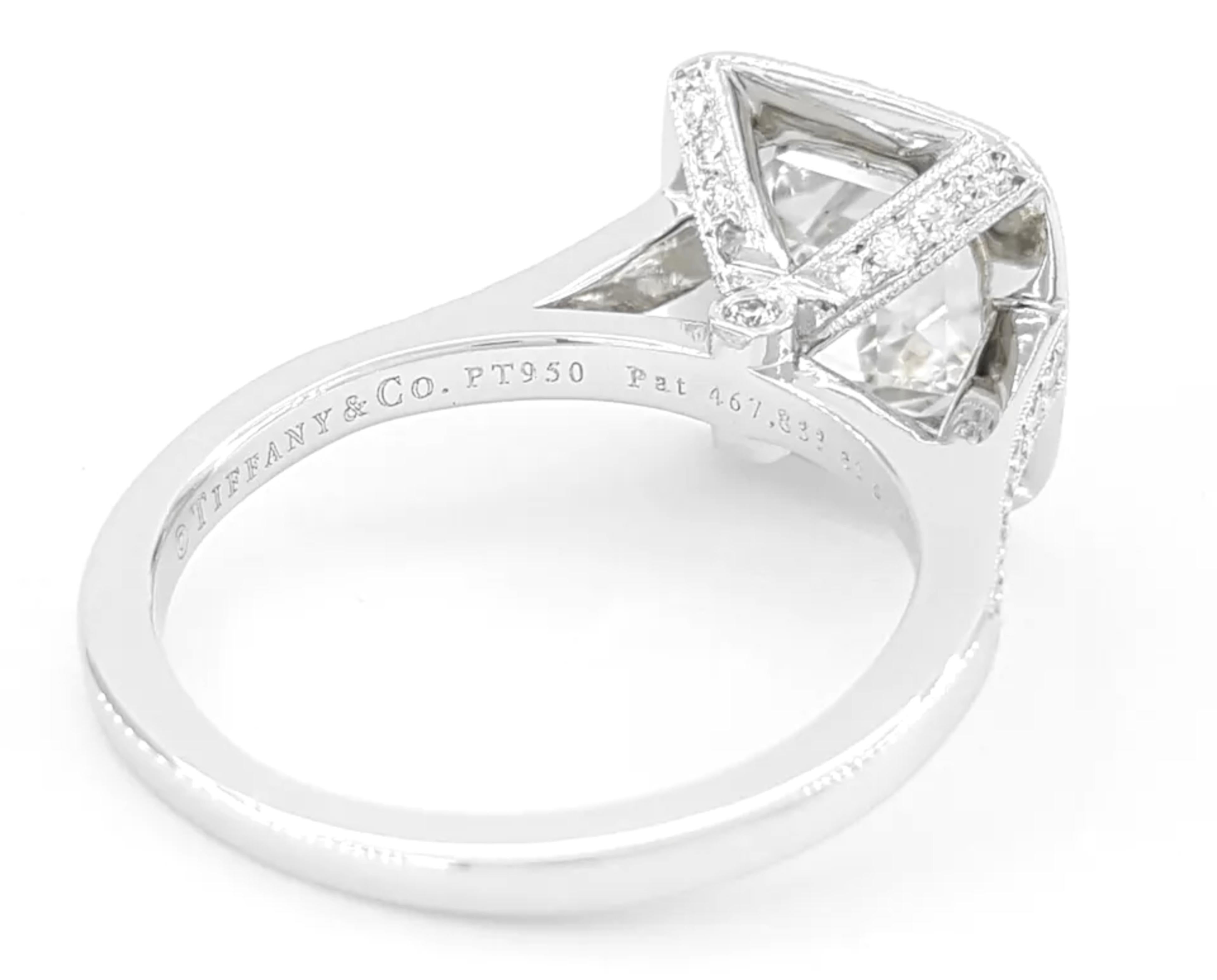 Autentico Tiffany & Co. Anello di fidanzamento aureolato con diamante a cuscino Legacy da 1.75 carati In condizioni ottime in vendita a Chicago, IL