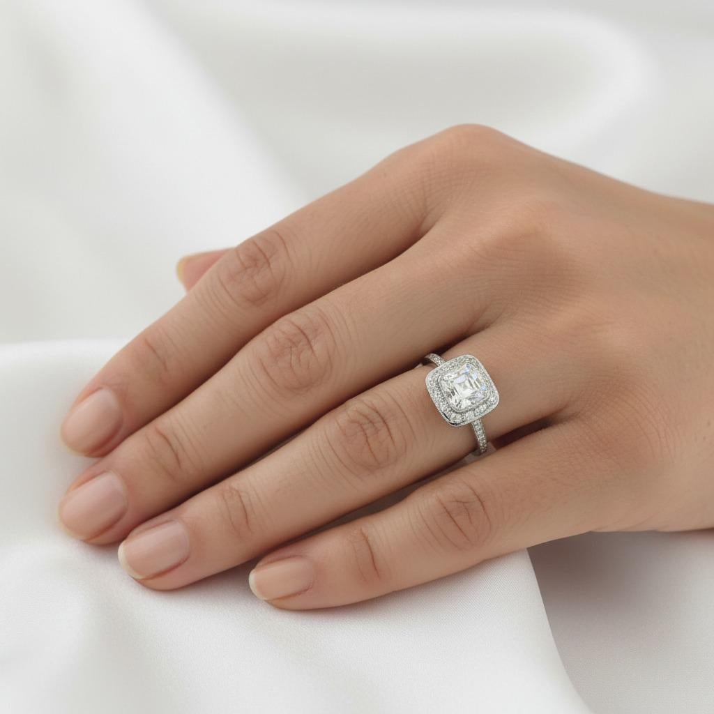 Donna Autentico Tiffany & Co. Anello di fidanzamento aureolato con diamante a cuscino Legacy da 1.75 carati in vendita