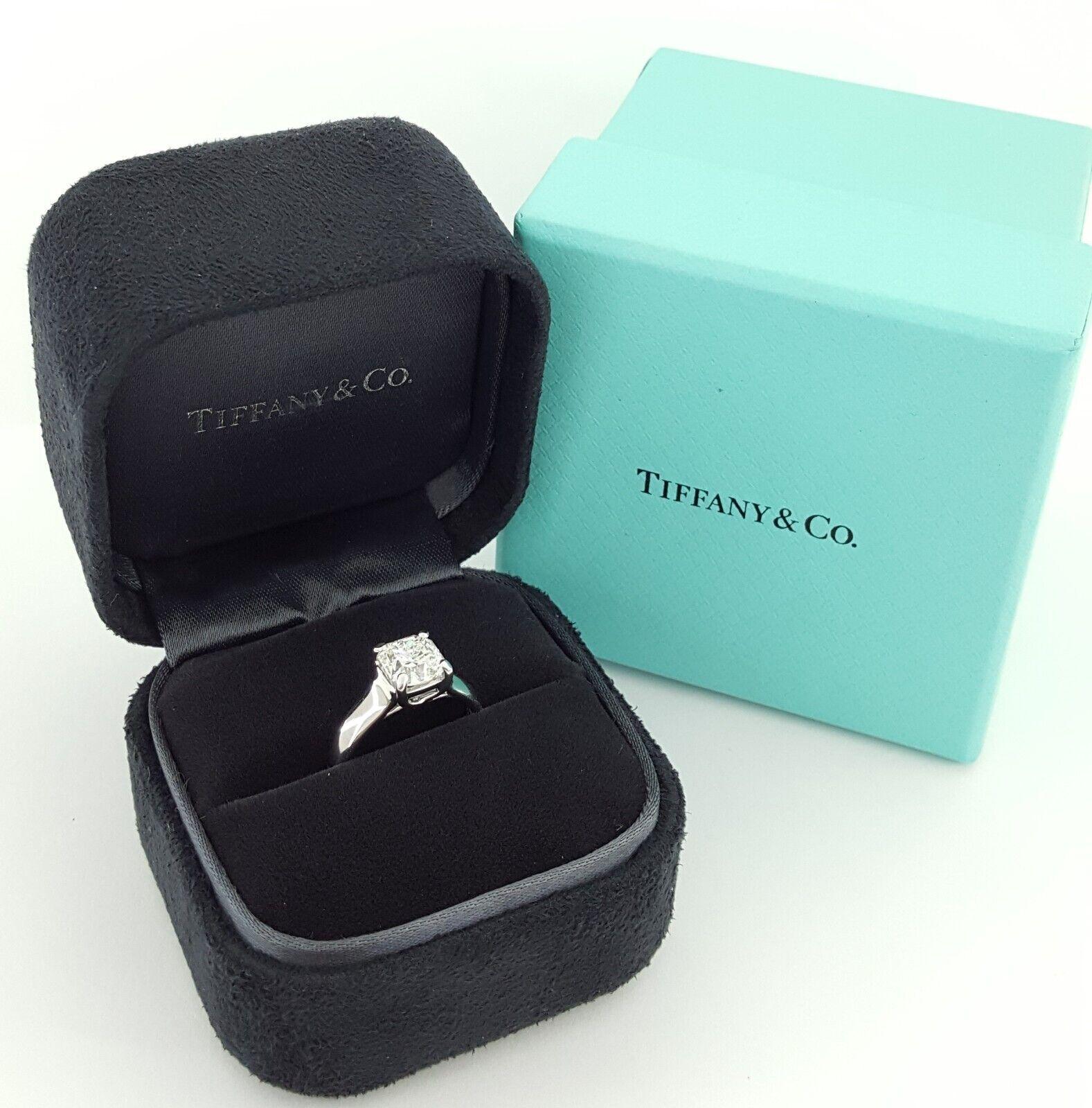 Authentic Tiffany & Co. Platinum Lucida Square Brilliant Cut Diamond Ring In Excellent Condition For Sale In Rome, IT