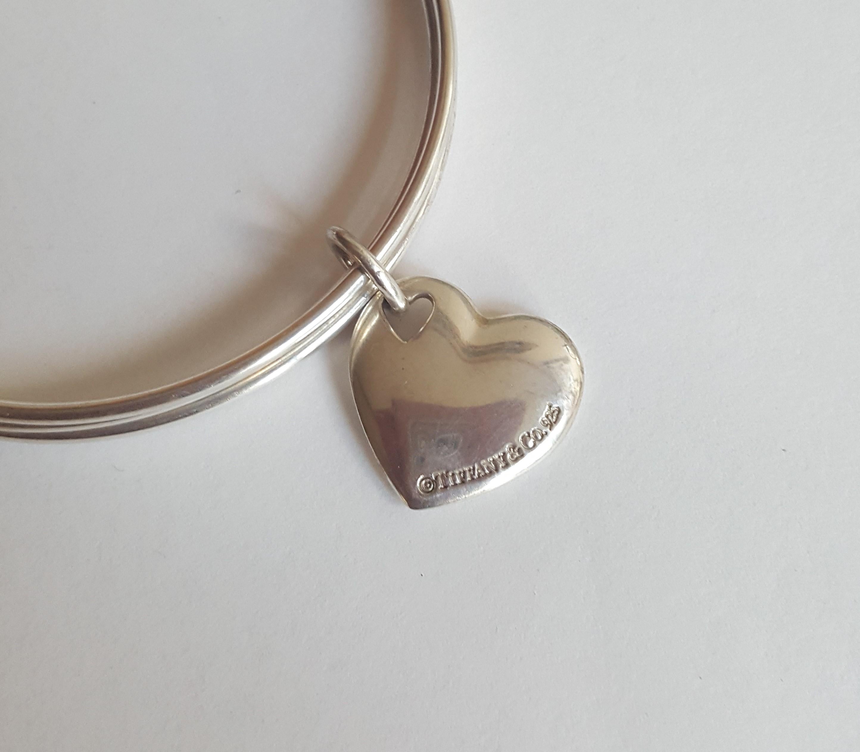 Moderne Authentique Tiffany & Co Silver Trio Bangles with Tilted Heart Charm, Retired Item (en anglais seulement) en vente
