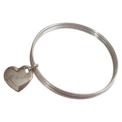 Authentique Tiffany & Co Silver Trio Bangles with Tilted Heart Charm, Retired Item (en anglais seulement)