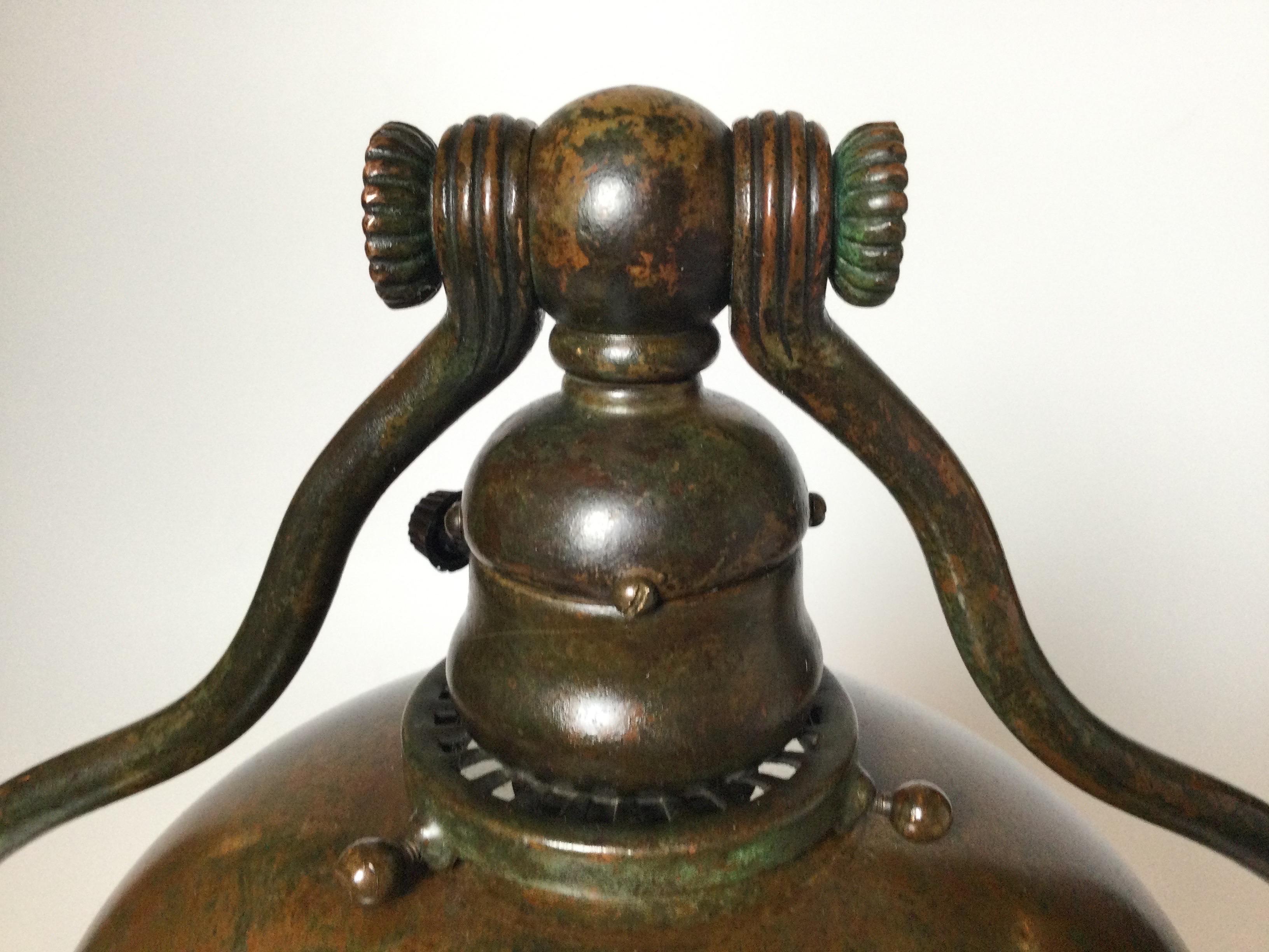 Arts and Crafts Lampe de bureau authentique Tiffany Studios en bronze en vente