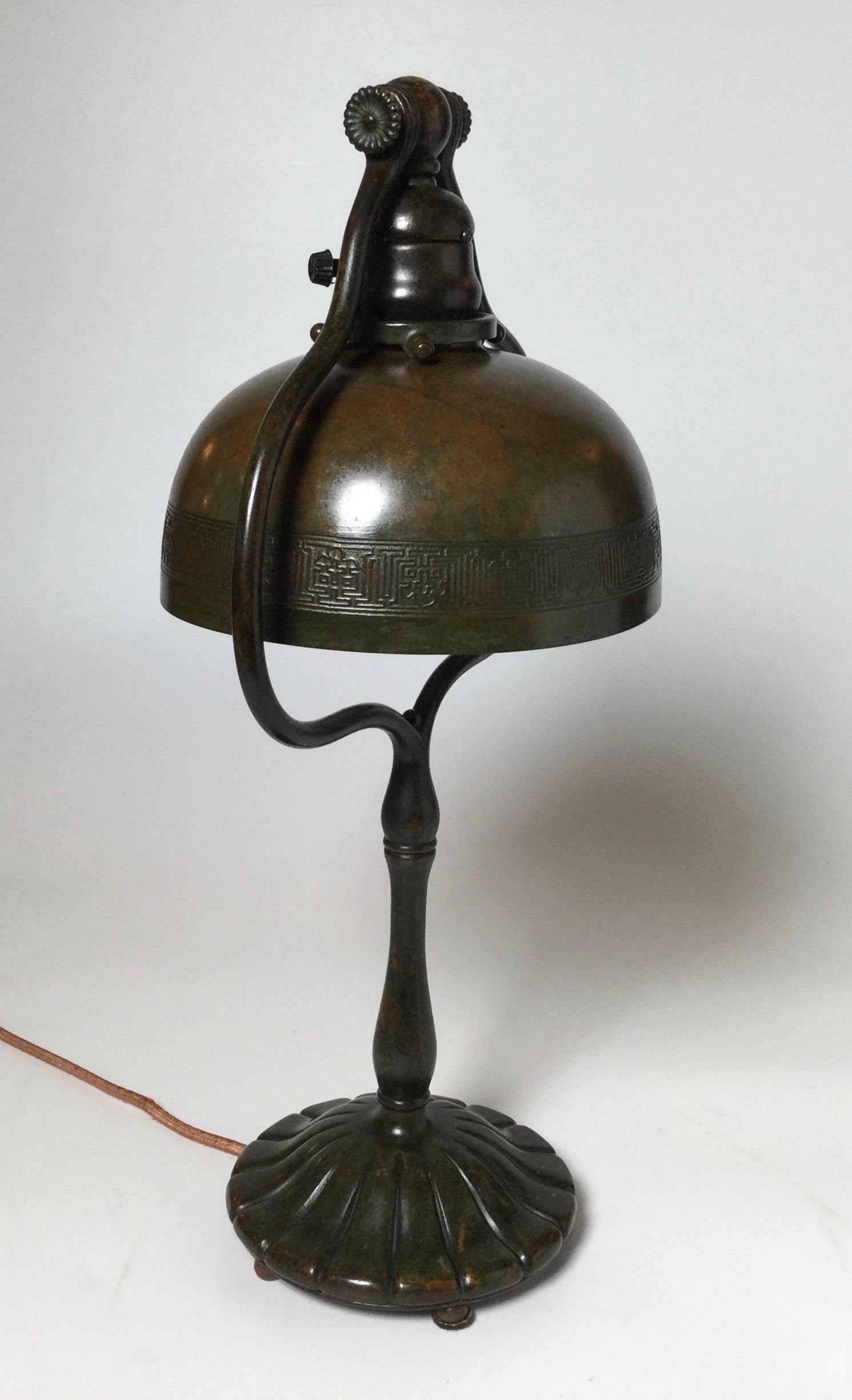 Début du 20ème siècle Lampe de bureau authentique Tiffany Studios en bronze en vente