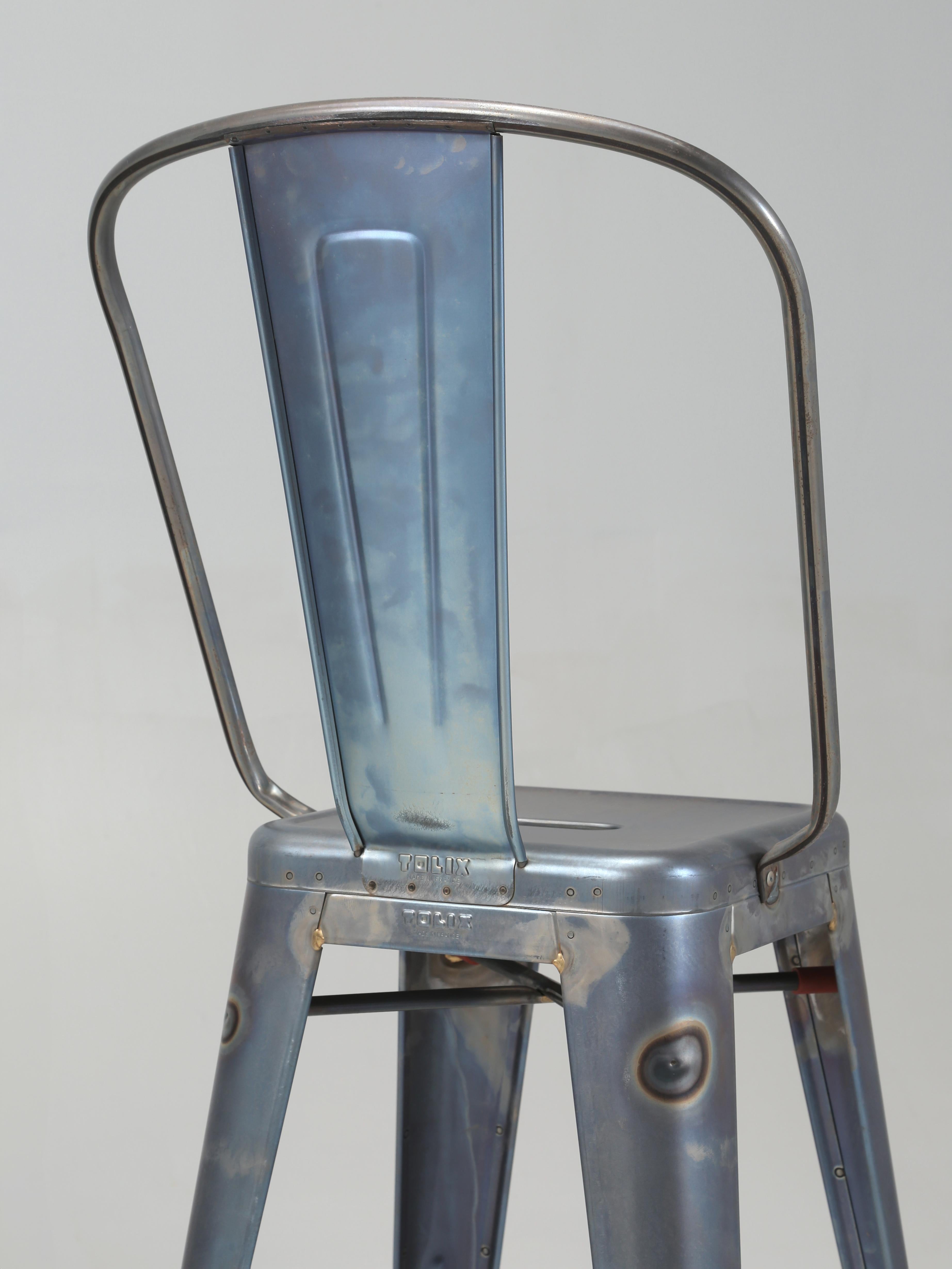 Auténtico Tolix Tabouret Azul Gris Acero Crudo Taburete Alto - Set (3) en Bueno estado para la venta en Chicago, IL