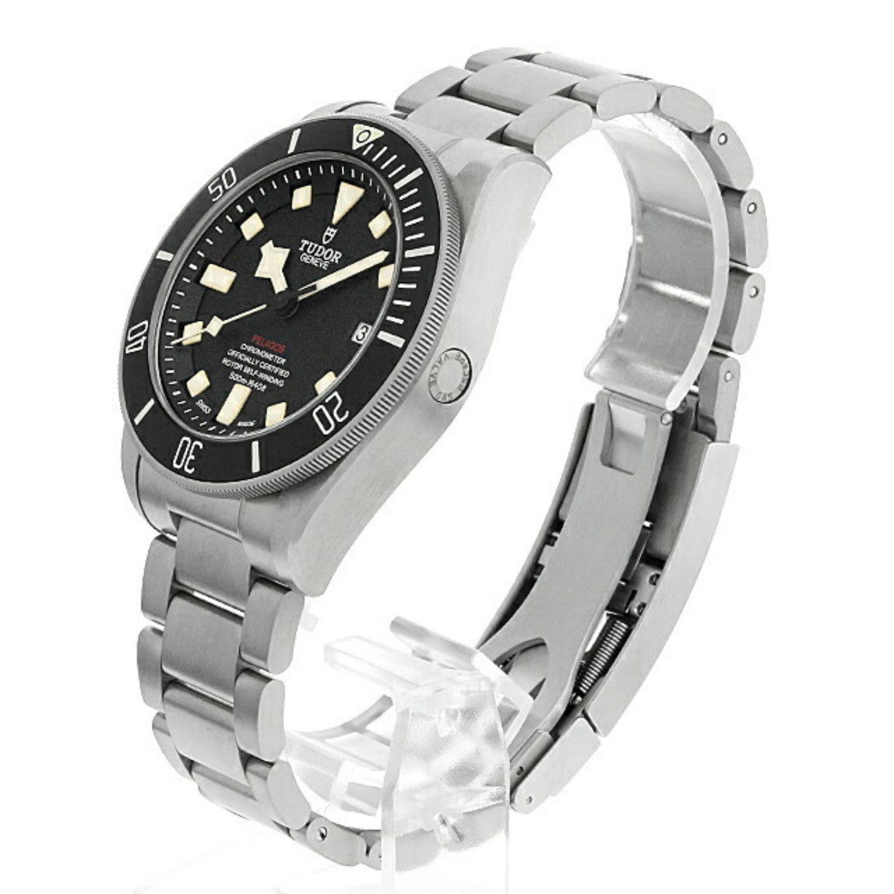 Explore the depths of style and functionality with the Tudor Pelagos 25610TNL, a pre-owned men's watch that exemplifies the perfect blend of modern technology and classic design. This timepiece, expertly crafted from titanium, features a robust