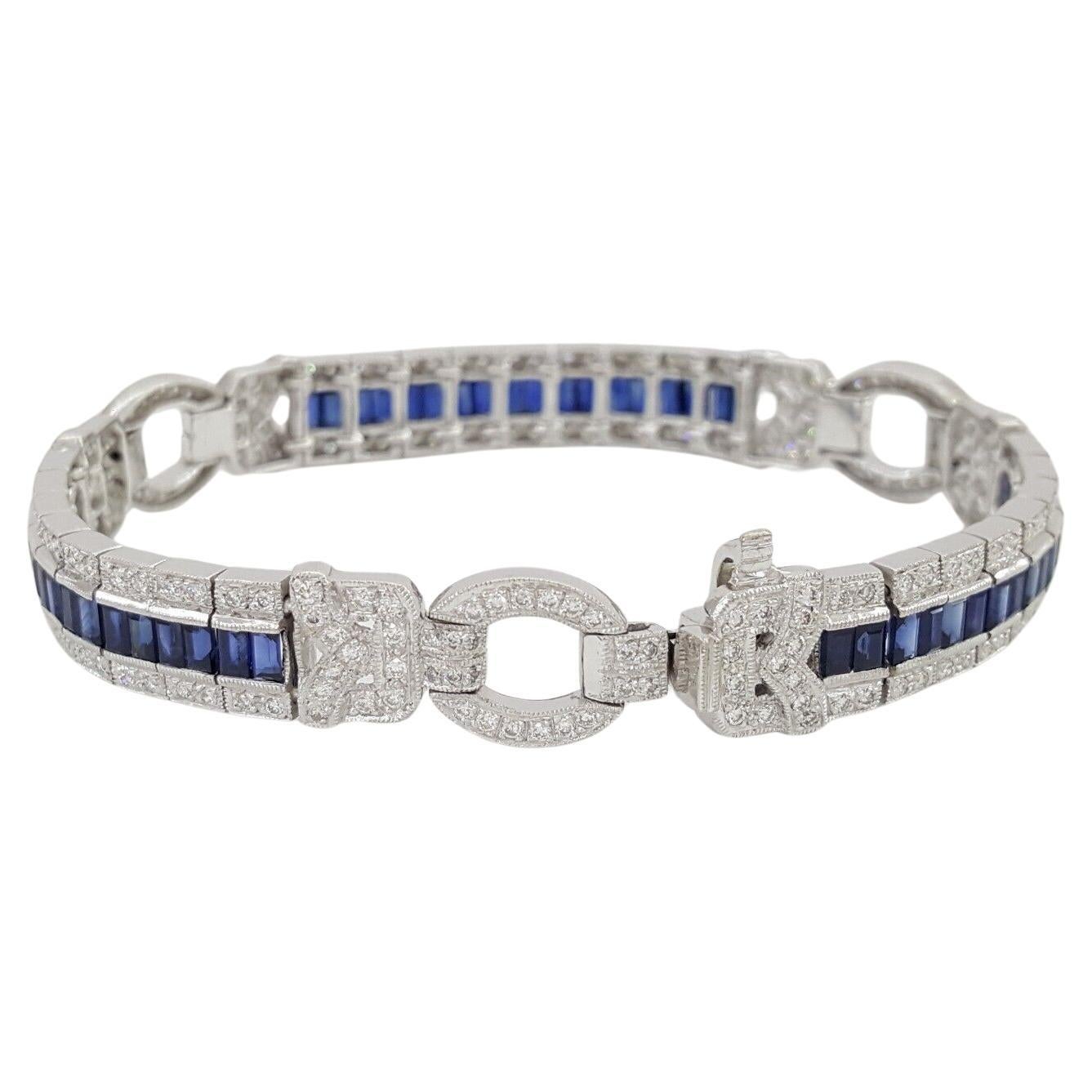 Voici une pièce exquise d'une élégance intemporelle : voici notre authentique bracelet vintage en or blanc 18 carats, orné d'une combinaison captivante de diamants ronds et brillants et de saphirs bleus.

Réalisé à la perfection, ce bracelet est