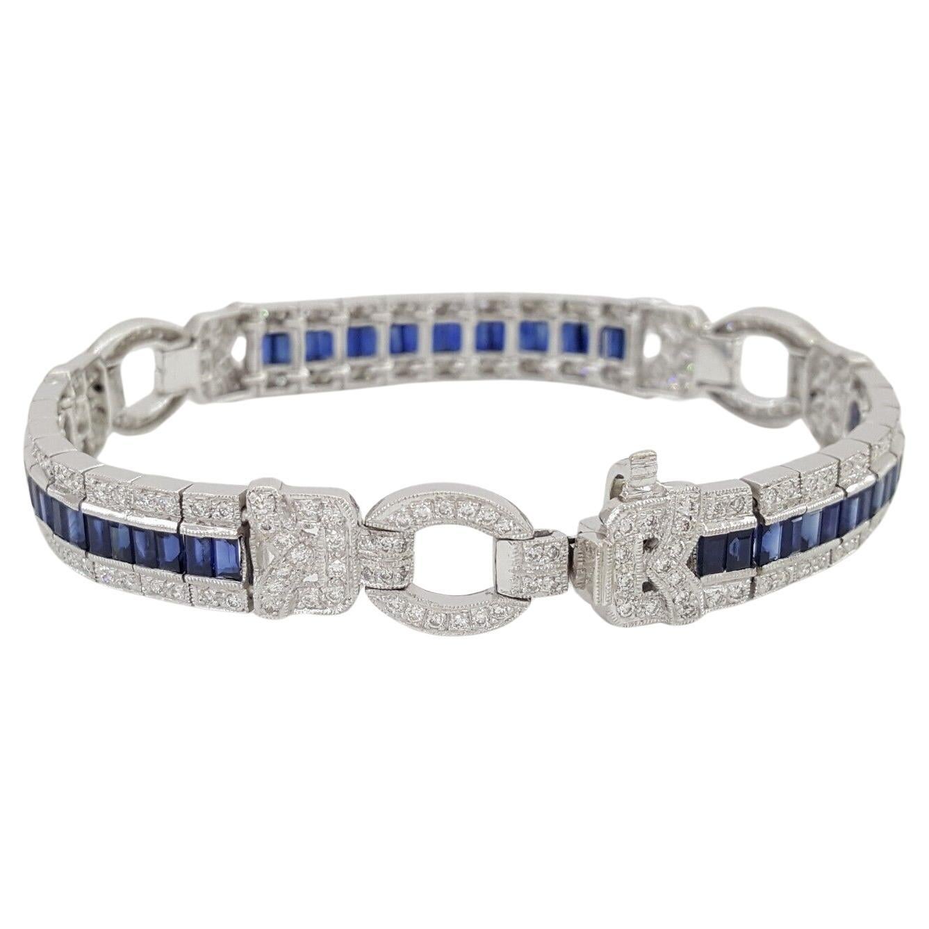 Ti presentiamo un pezzo squisito di eleganza senza tempo: ammira il nostro autentico bracciale vintage in oro bianco 18 carati, ornato da un'accattivante combinazione di diamanti tondi a brillante e zaffiri blu.

Realizzato alla perfezione, questo