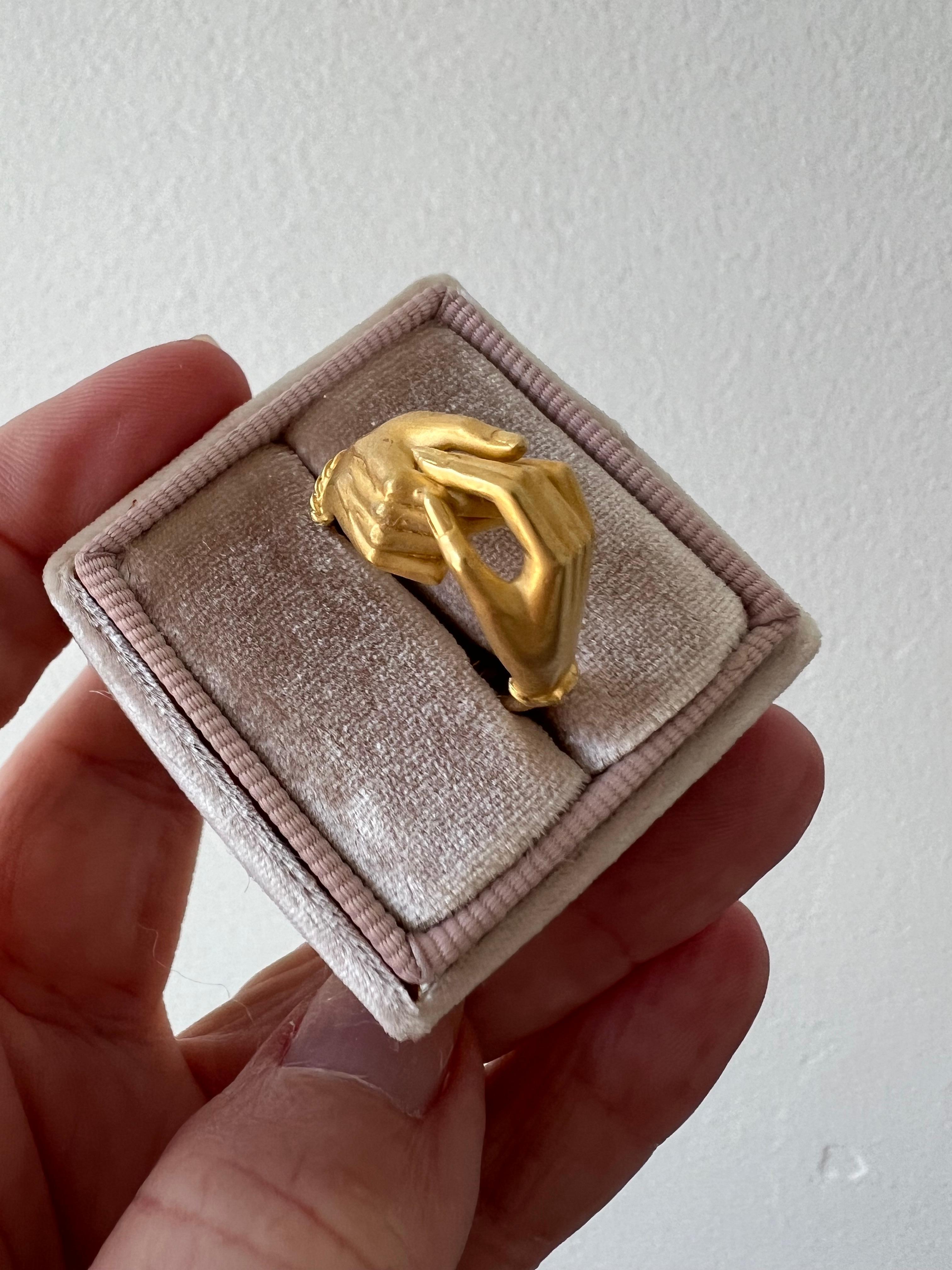 Autentico anello vintage Carrera y Carrera Diamond 'Hands' in oro giallo 18 carati. in vendita 1