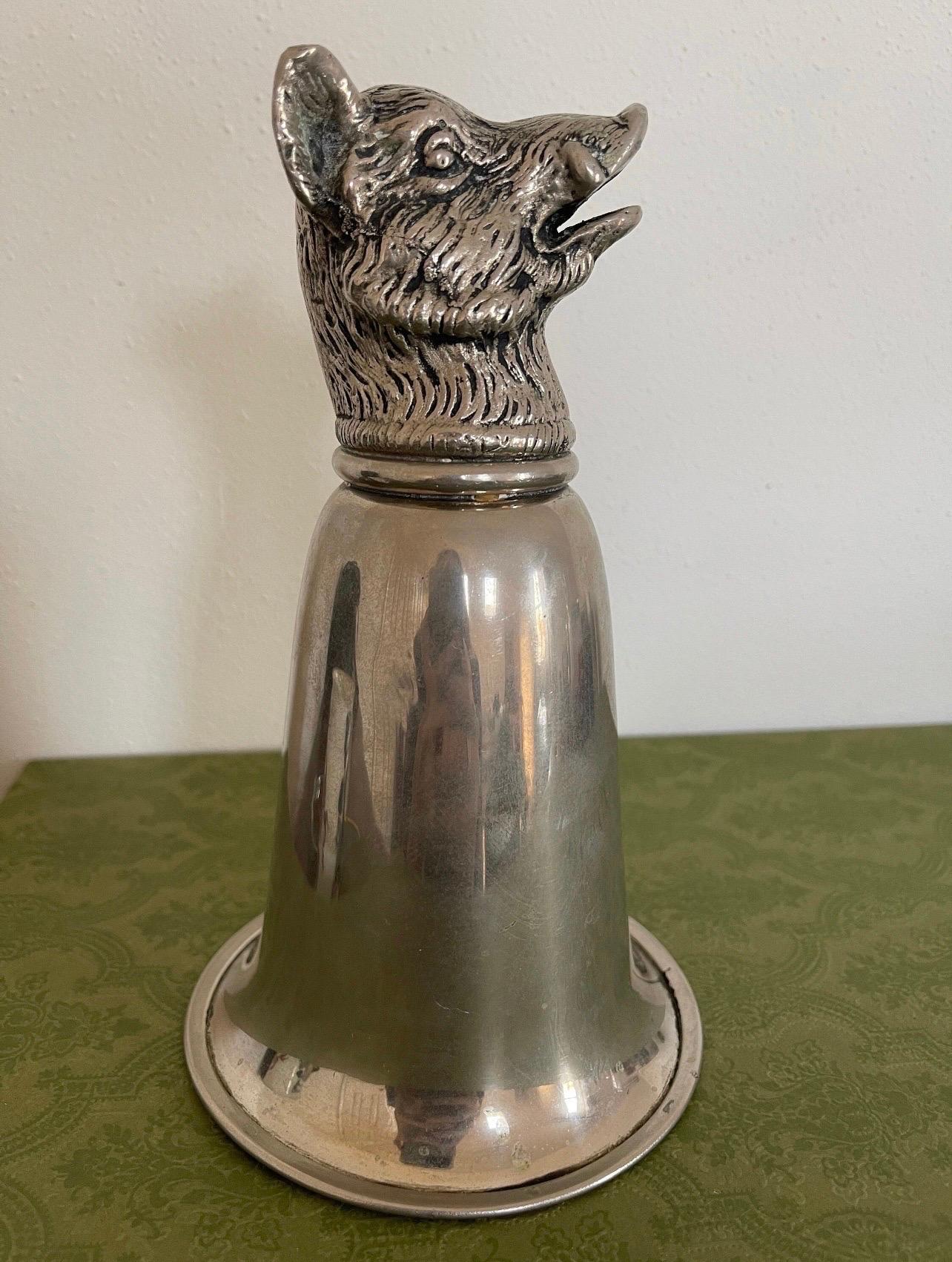 🖤 Sammlertraum 🖤

Authentic Vintage Gucci Wildschweinkopf Silber Steigbügel Cup. CIRCA 1970 ist diese wunderschöne Tasse aus Zinn und Messing mit einem skulptierten Wildschwein gefertigt. Ein sehr cooles und auffälliges Stück für Ihre Bar,