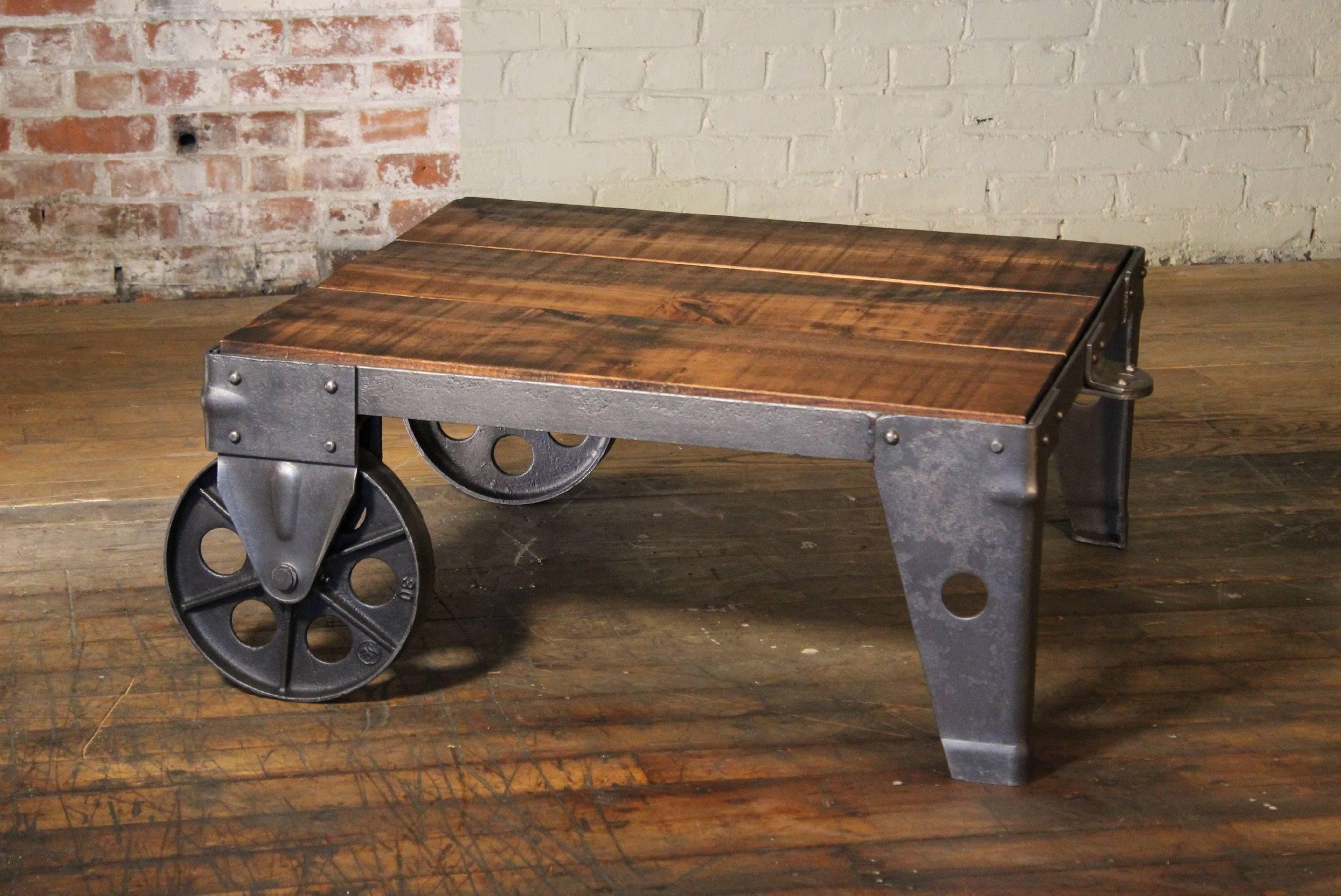 Authentique table basse à chariot industriel vintage en bois, acier et fer, atelier d'usine en vente 1