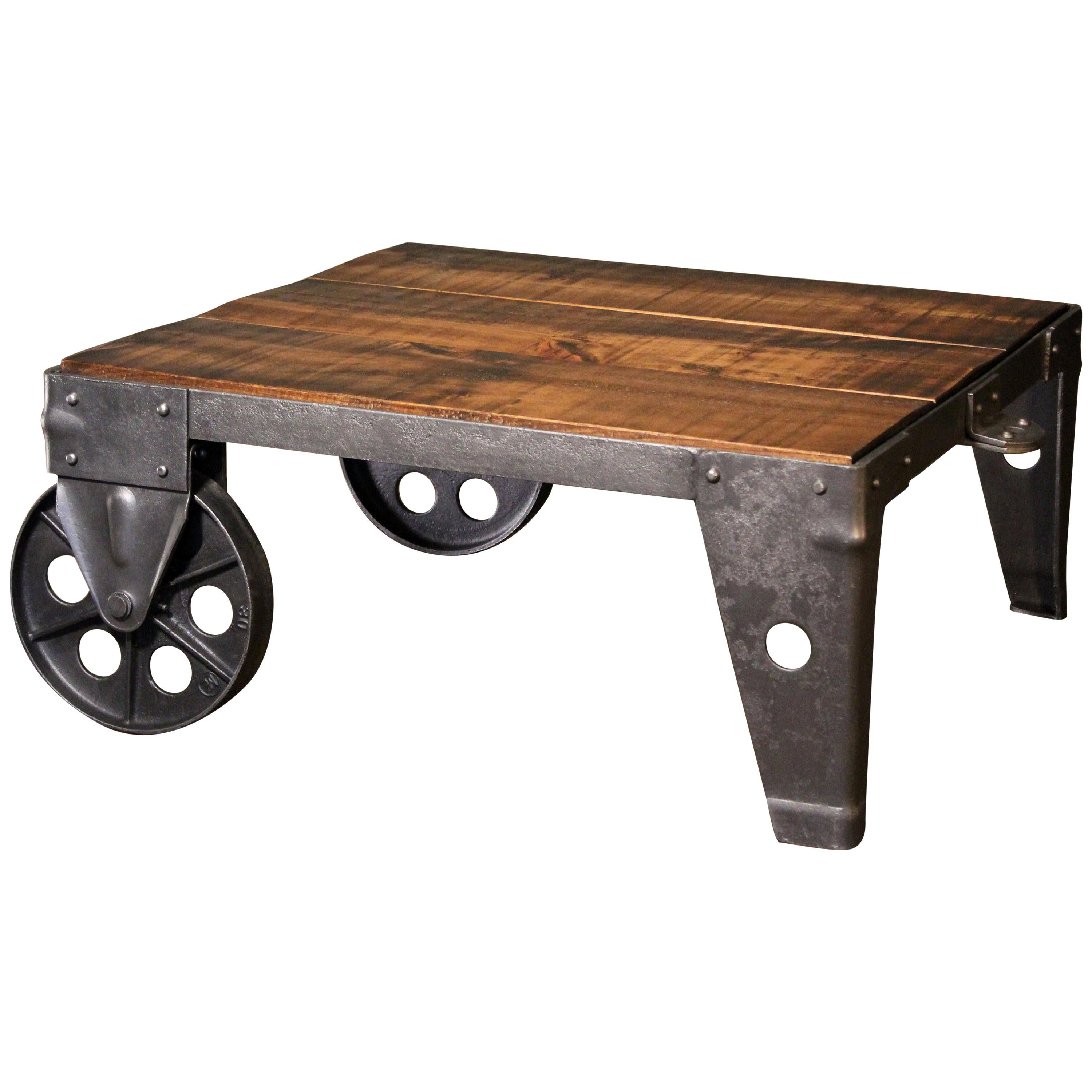 Authentique table basse à chariot industriel vintage en bois, acier et fer, atelier d'usine