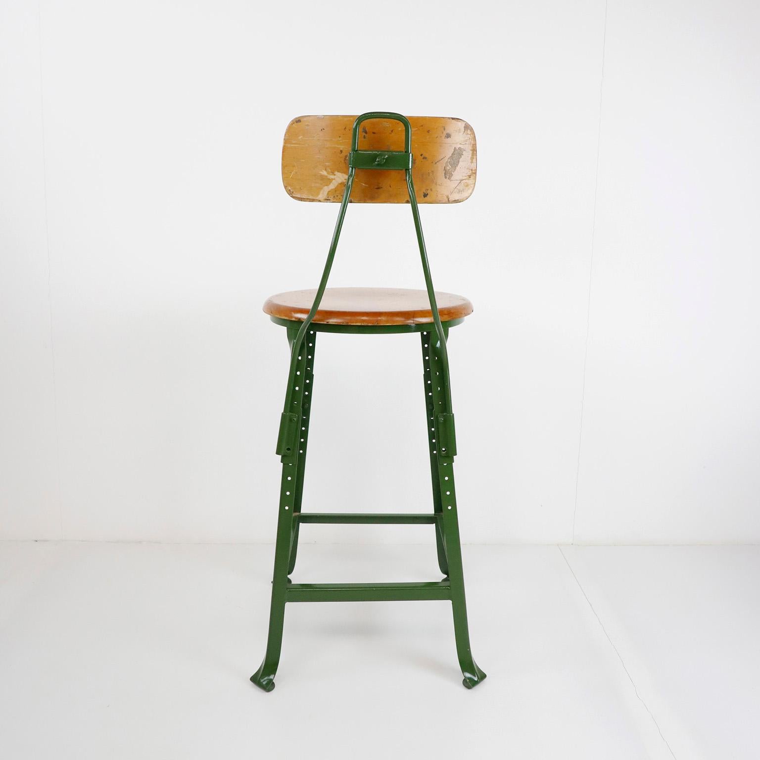 Authentic Vintage Industrial Factory Stool In Good Condition For Sale In Mexico City, CDMX