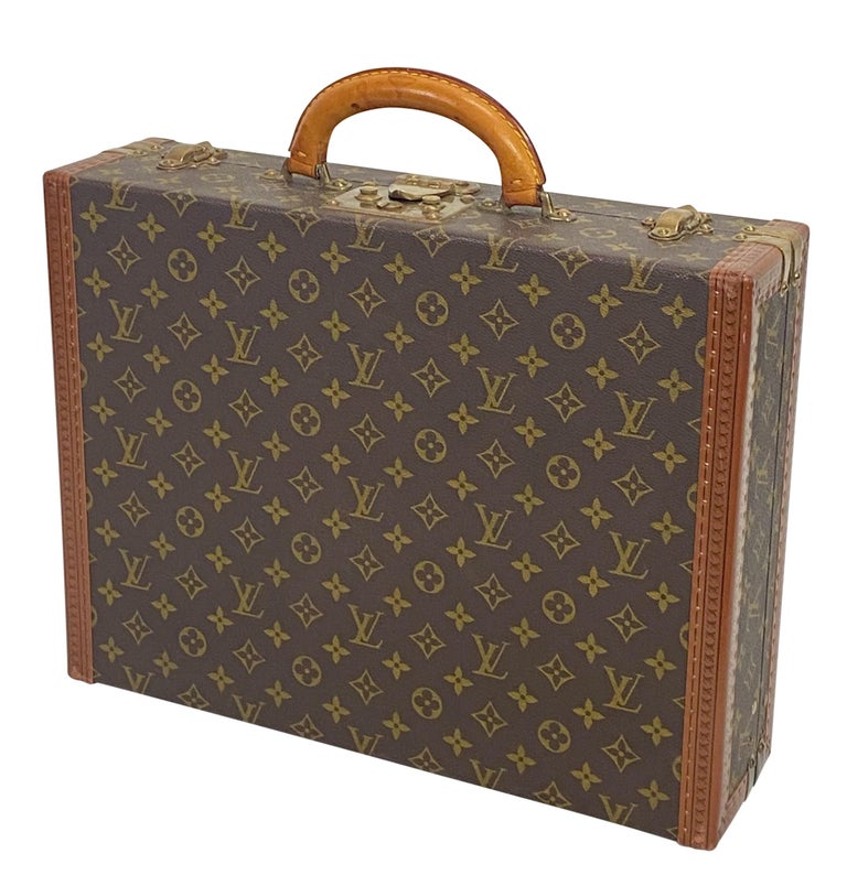 Original Louis Vuitton monogram hard suitcase or valise with original zippered folio.
Excellent vintage condition, very lightly used, private origin.
Made in France, 1970's.

