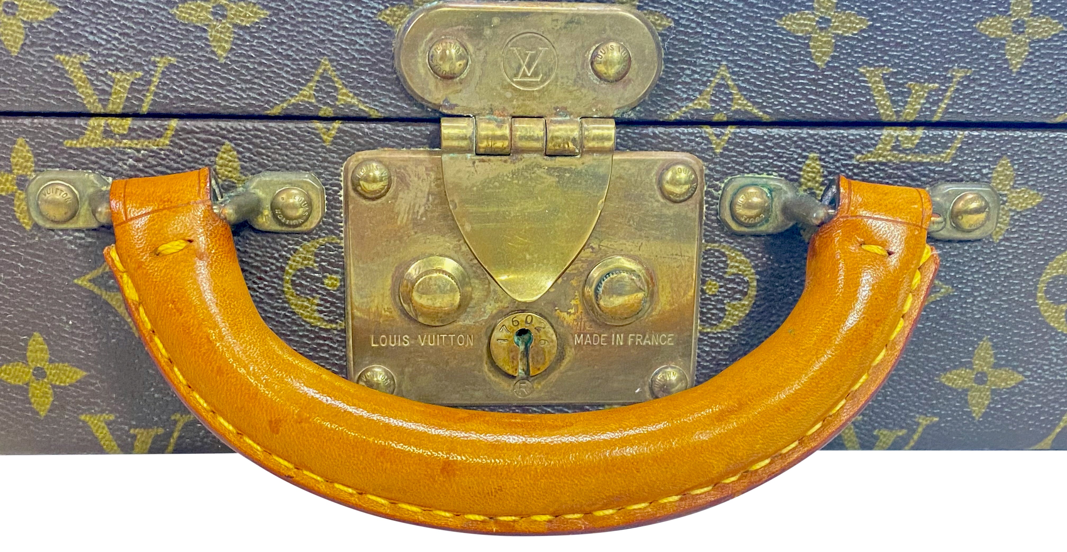 Valise ou valise rigide d'origine Louis Vuitton en monogramme avec folio d'origine à fermeture éclair.
Excellent état vintage, très peu utilisé, origine privée.
Fabriqué en France, années 1970.

