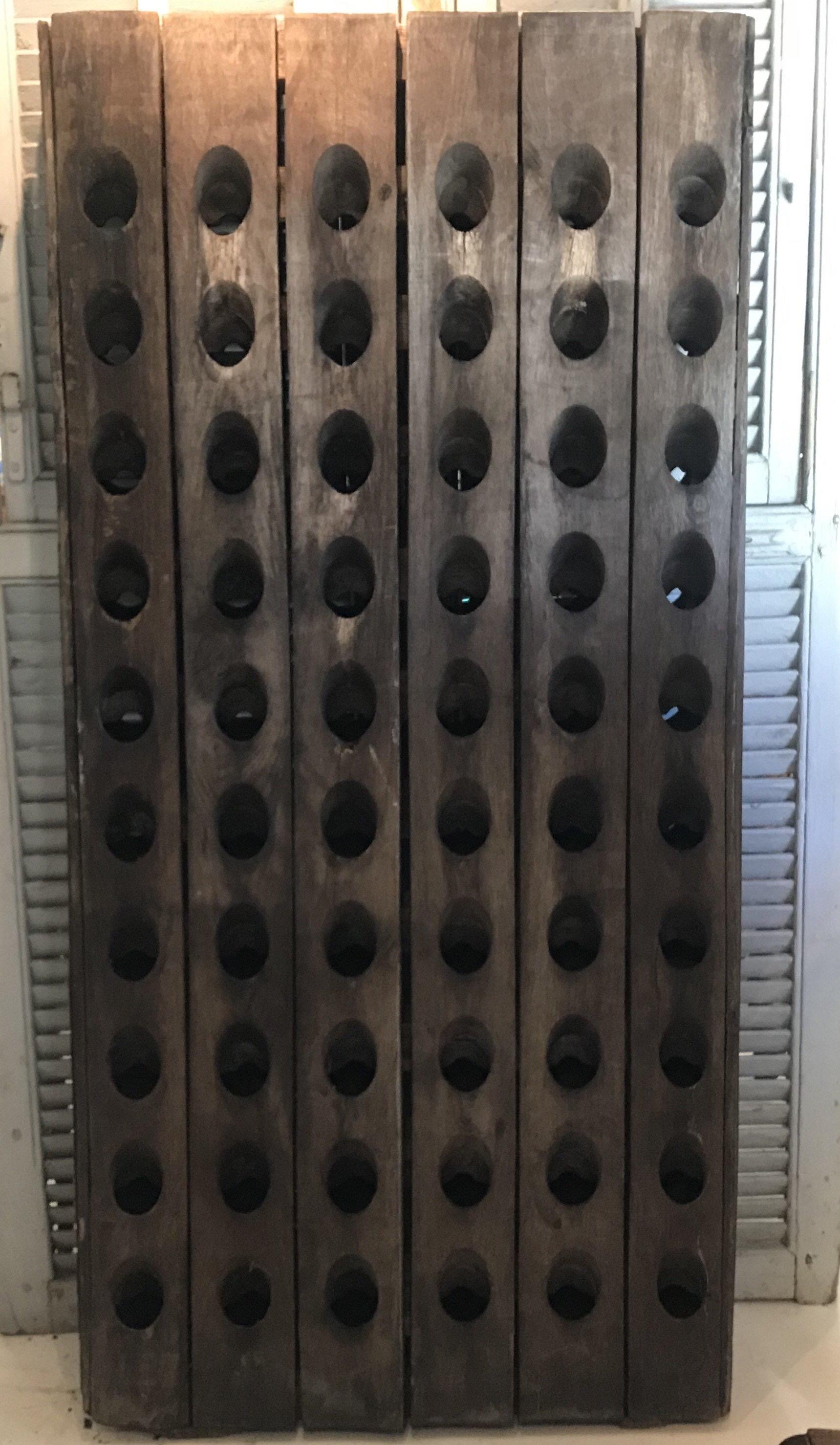 Funcional y fabuloso botellero provenzal auténtico de roble para champán o vino, con dos lados para 120 botellas. Dos caras idénticas, 60 botellas por cara, con una hermosa pátina antigua; maravilloso para almacenar vino o champán en una bodega o