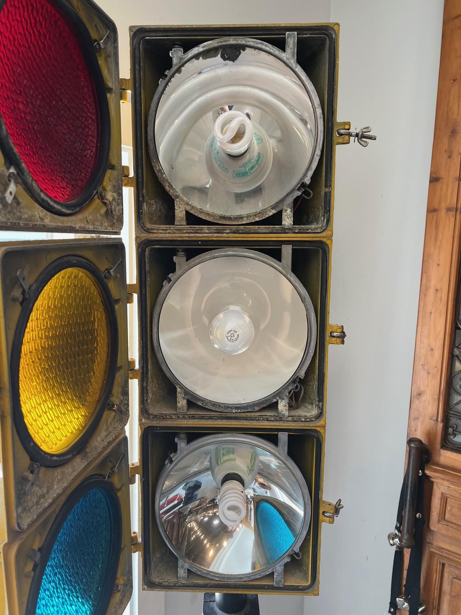 Auténtico Semáforo Vintage en Soporte de Hierro 9