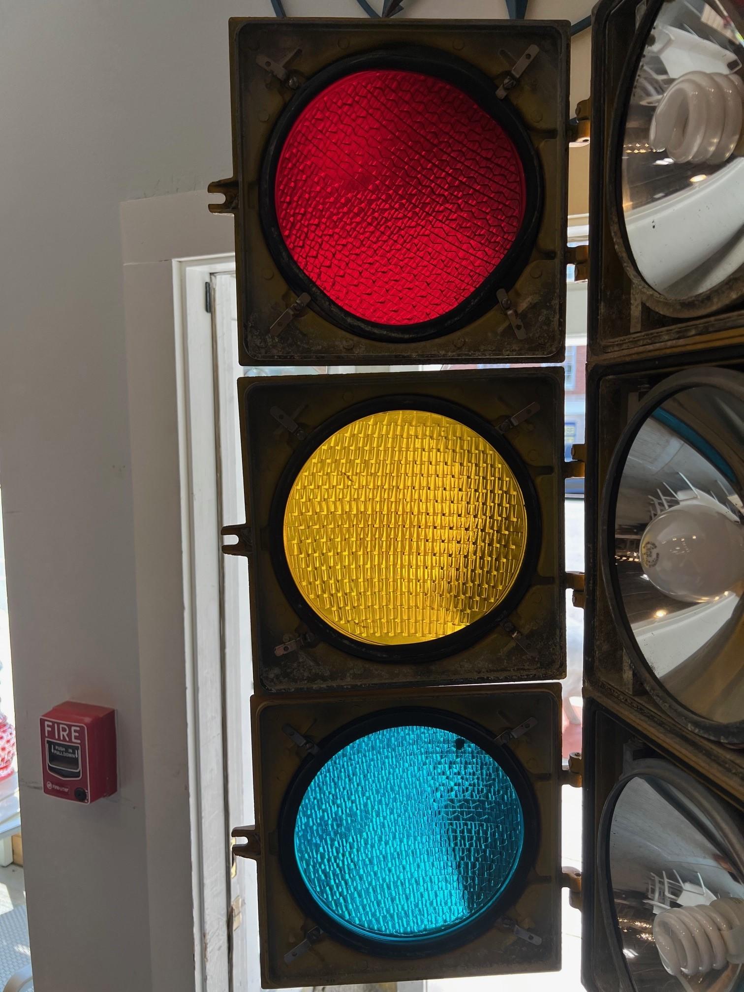 Auténtico Semáforo Vintage en Soporte de Hierro 10