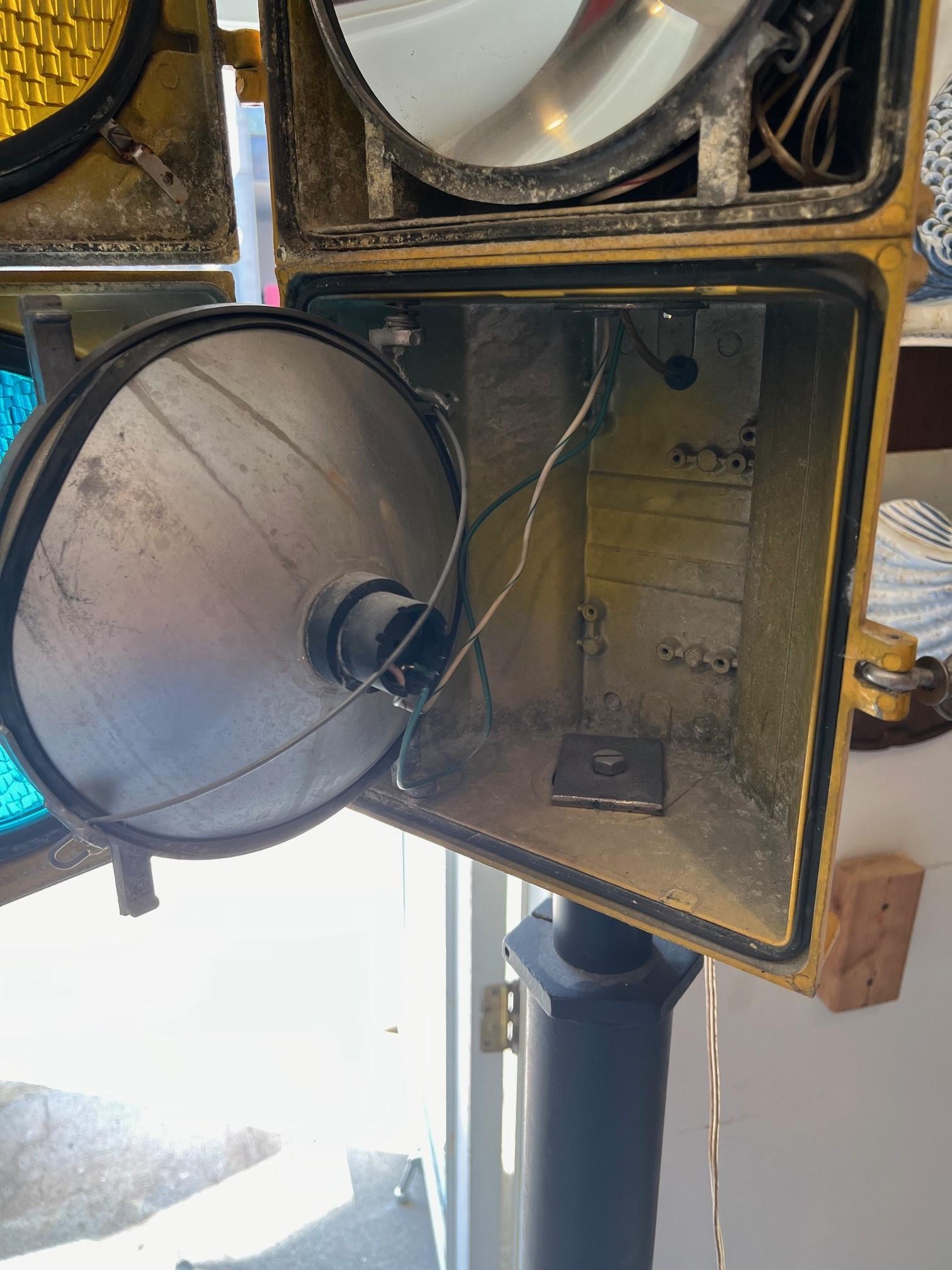 Auténtico Semáforo Vintage en Soporte de Hierro 11