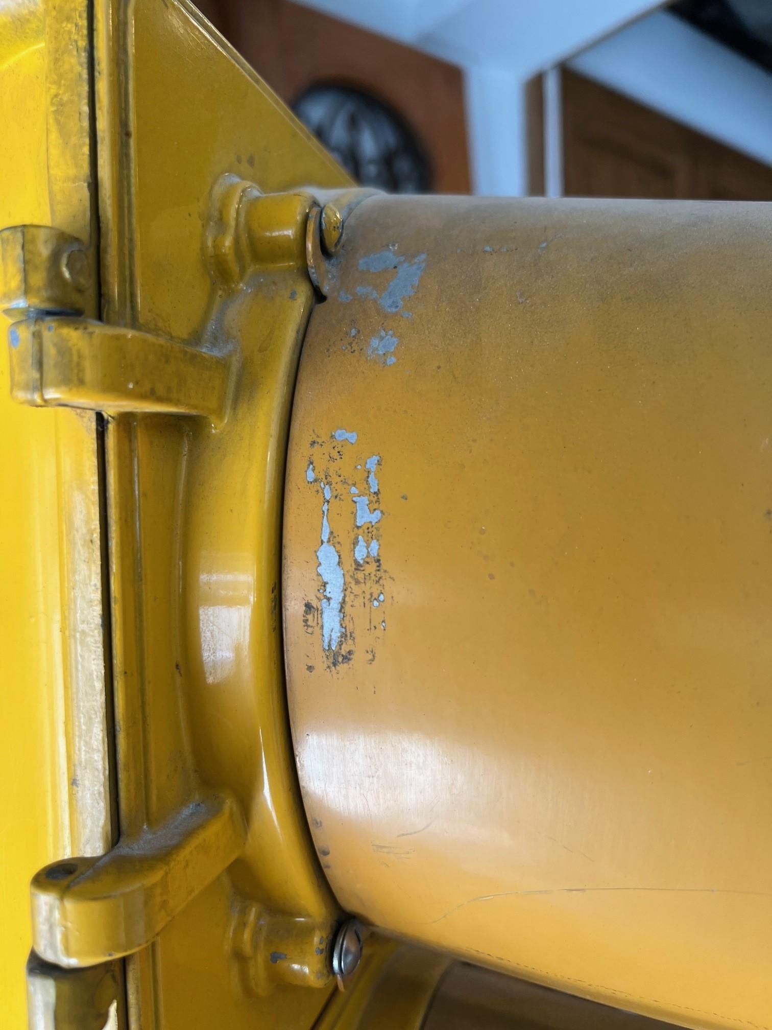 Auténtico Semáforo Vintage en Soporte de Hierro 13
