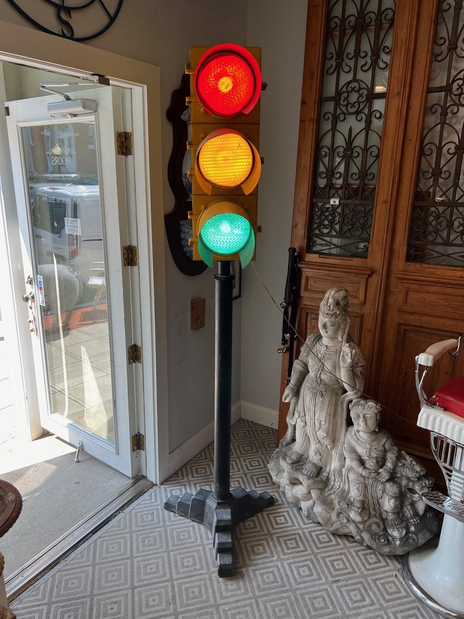 Un fantástico y auténtico semáforo vintage de tres señales de LFE. Corp. sobre un pesado soporte de hierro. Está en buen estado de funcionamiento y se ha cableado hace años para que funcione con un enchufe. El semáforo está montado sobre un pesado