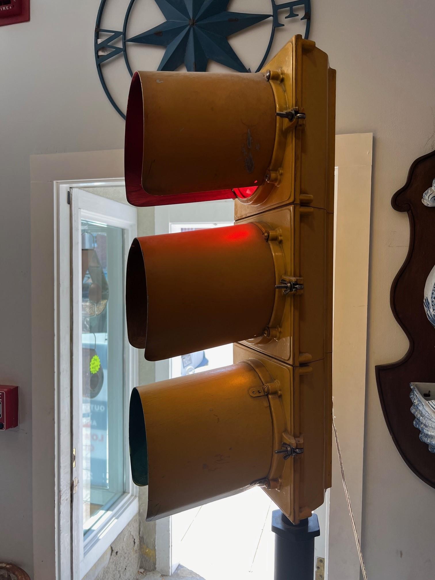 Auténtico Semáforo Vintage en Soporte de Hierro en Bueno Estado en Stamford, CT