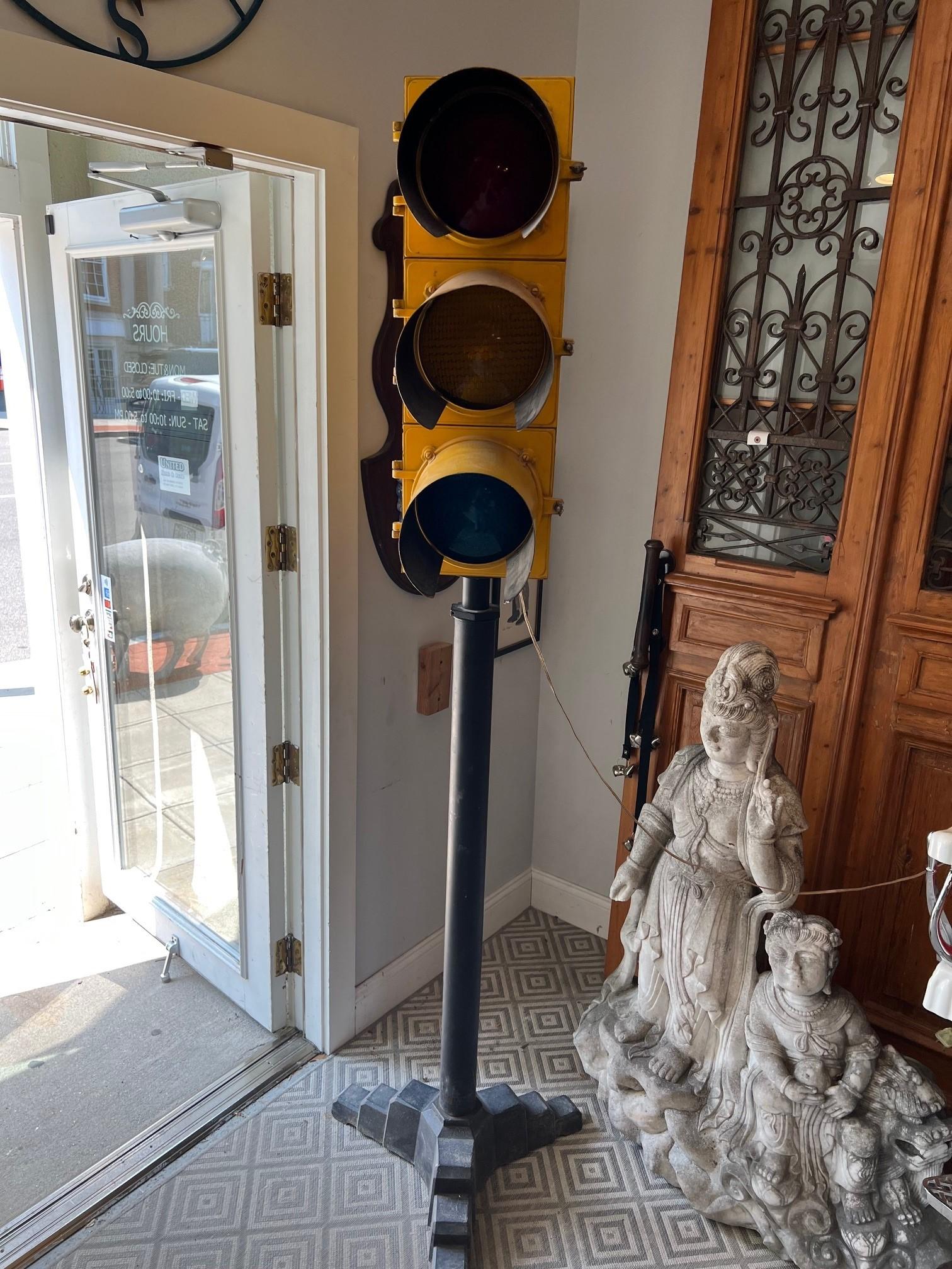 Auténtico Semáforo Vintage en Soporte de Hierro 1