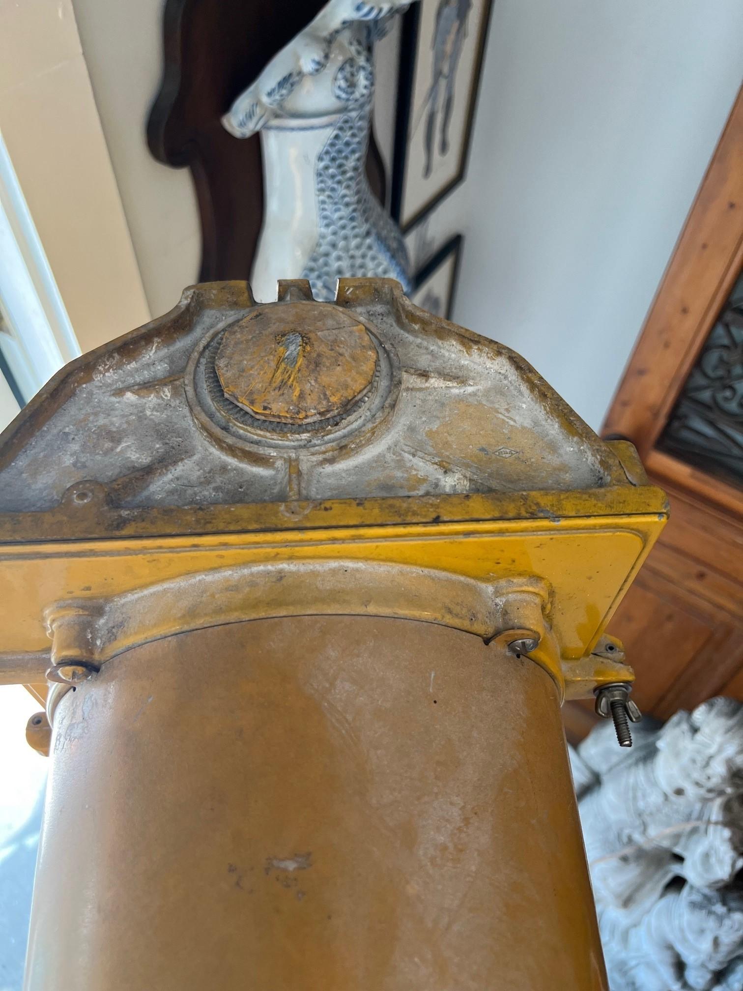 Auténtico Semáforo Vintage en Soporte de Hierro 2