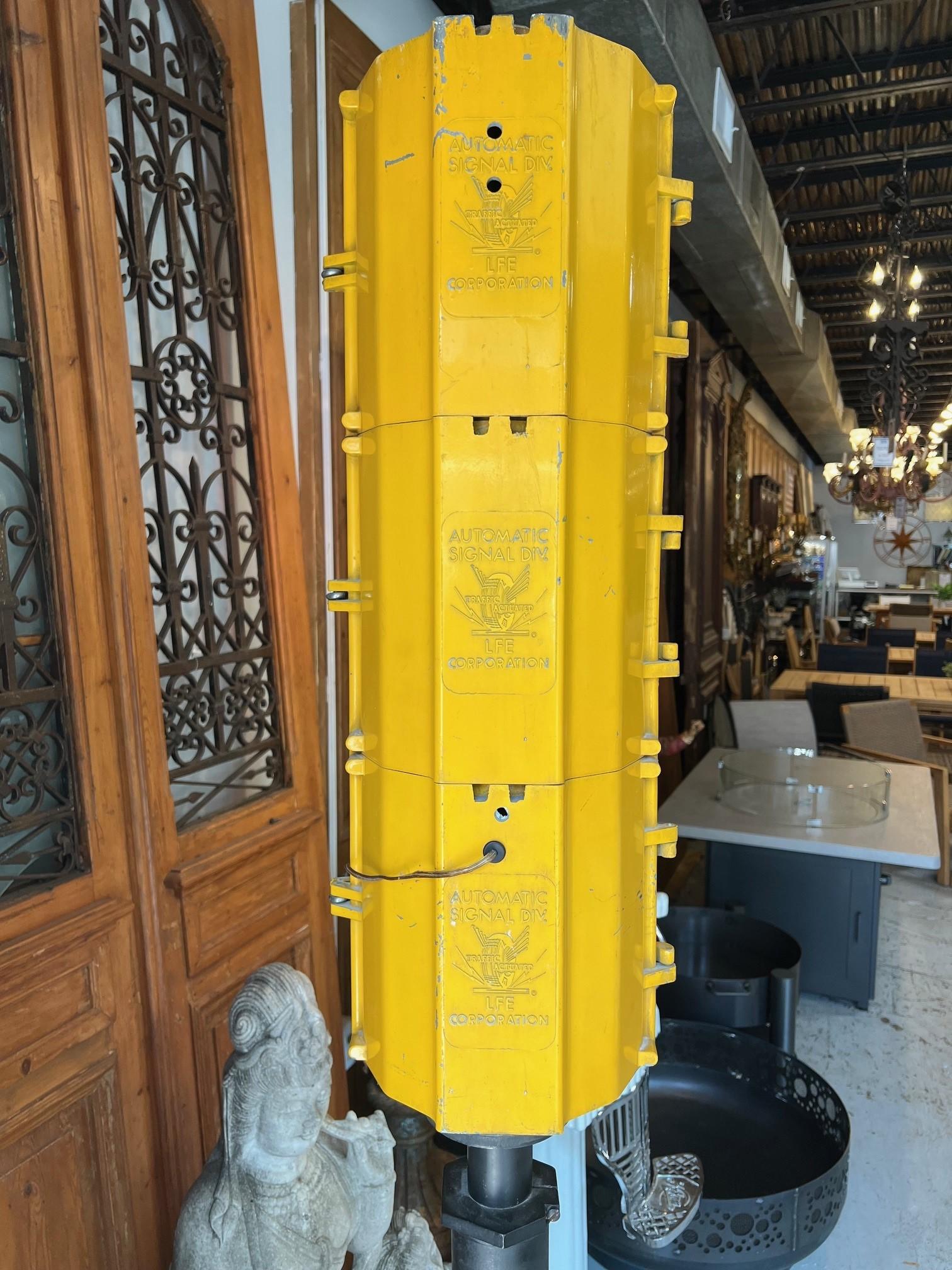 Auténtico Semáforo Vintage en Soporte de Hierro 3