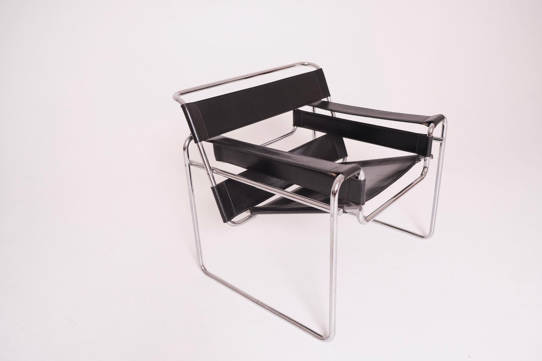 L'iconico Design/One. Questa è un'autentica sedia Wassily disegnata da Marcel Breuer e prodotta in Italia da Fasem, un produttore di fascia alta noto per la precisione artigianale e la produzione di design su licenza. Con il timbro 