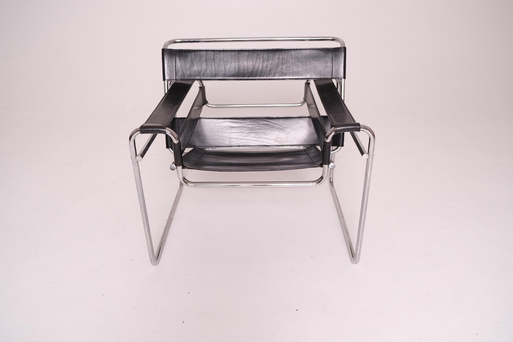 Cromo Sedia autentica Wassily di Marcel Breuer per Fasem, in pelle nera e cromo in vendita