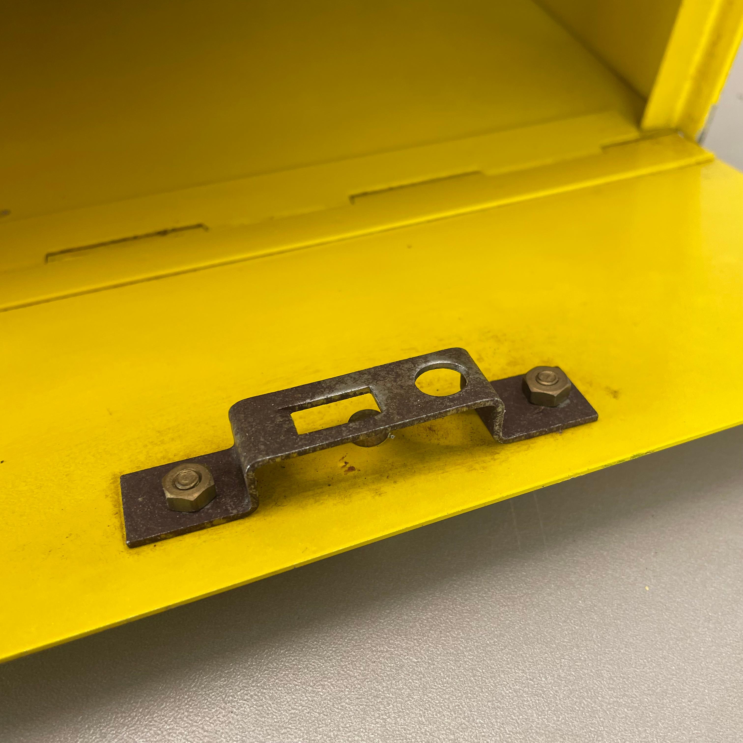 autentico elemento di cassetta postale in metallo giallo e ottone, Germania, anni '50 in vendita 3