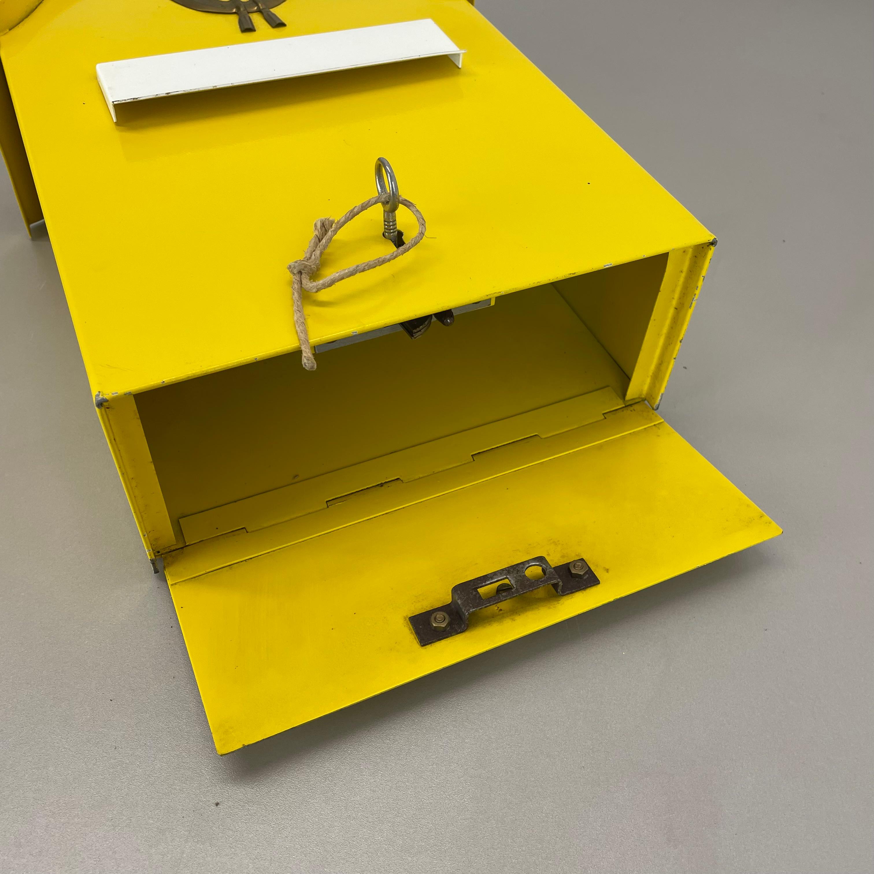 autentico elemento di cassetta postale in metallo giallo e ottone, Germania, anni '50 in vendita 4
