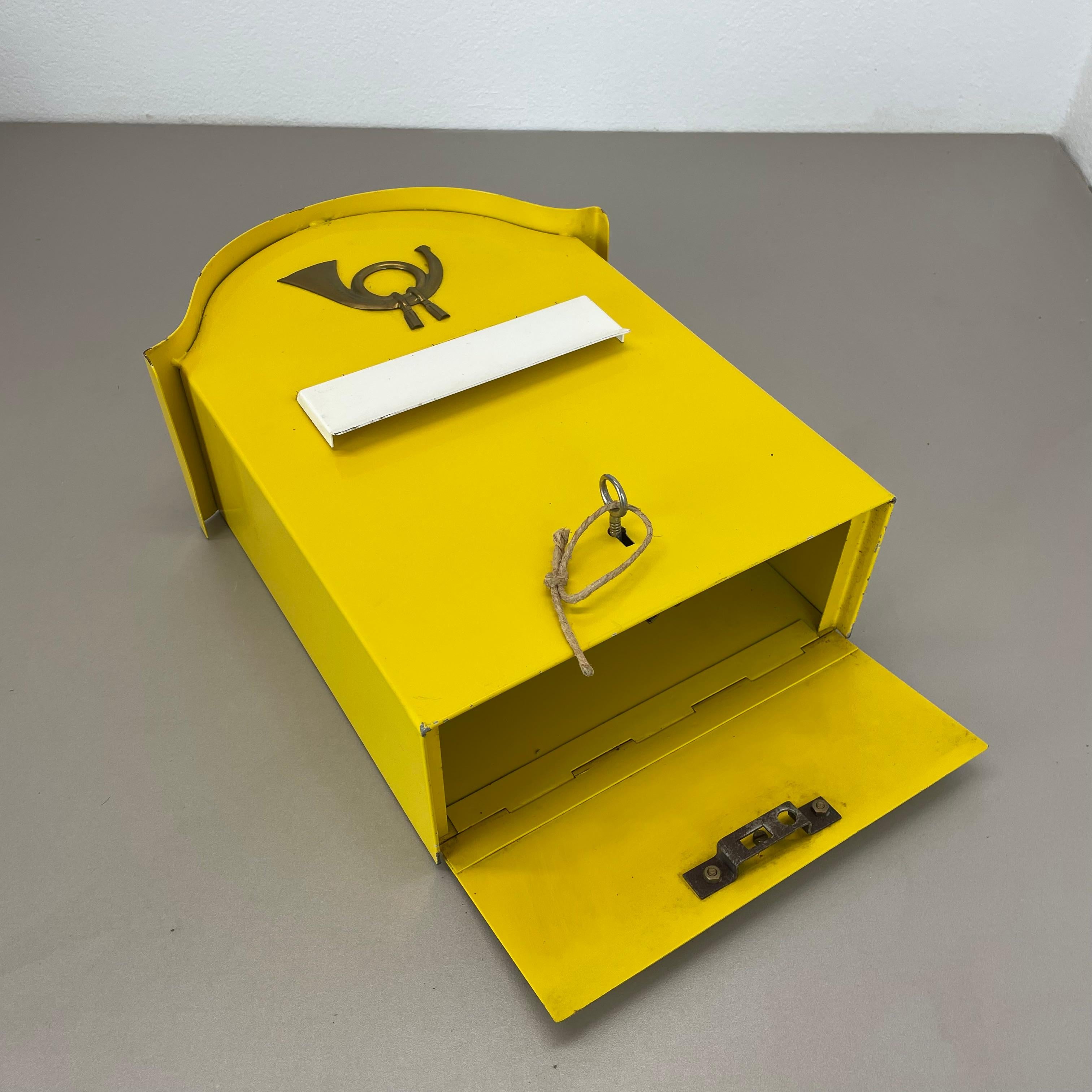 autentico elemento di cassetta postale in metallo giallo e ottone, Germania, anni '50 in vendita 5