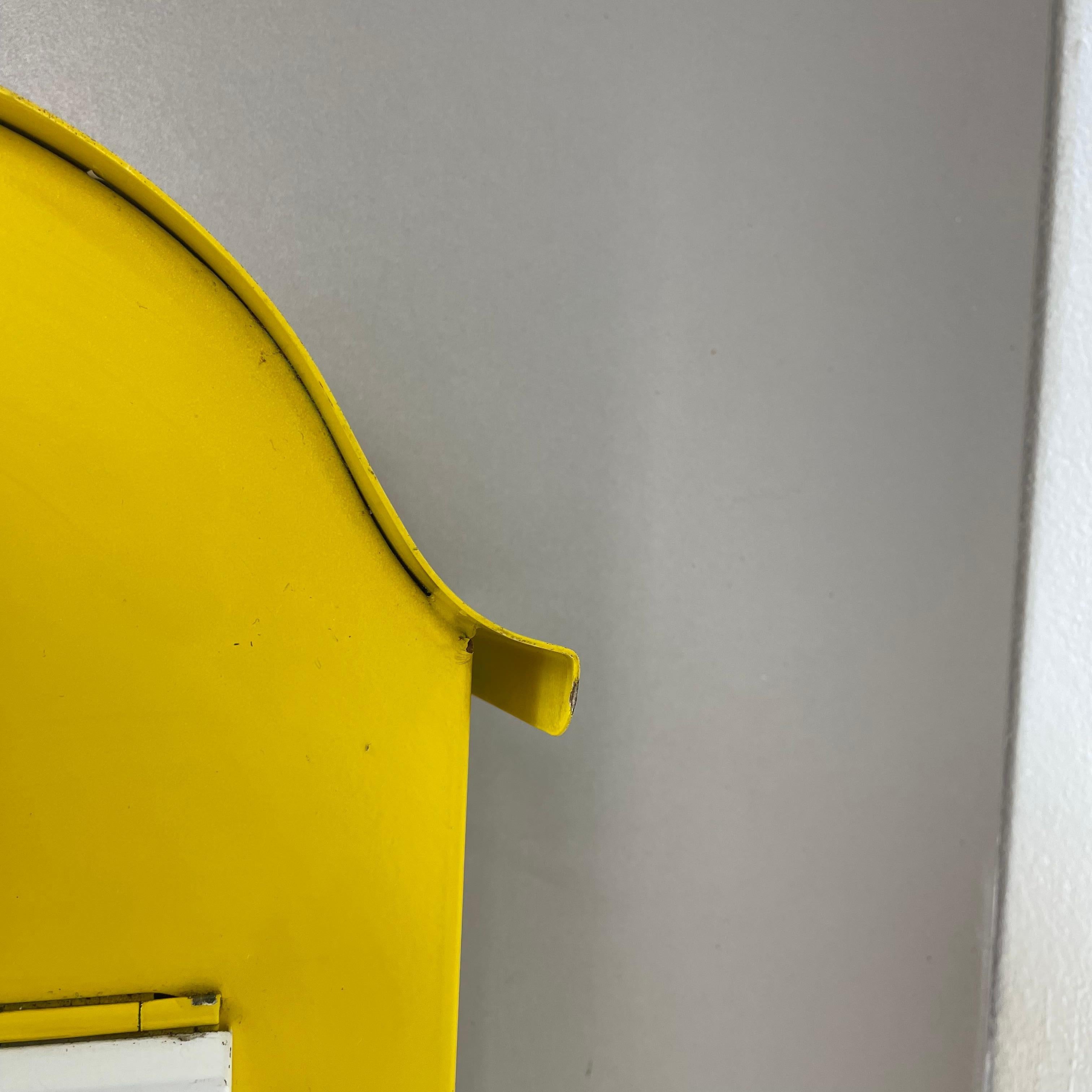 autentico elemento di cassetta postale in metallo giallo e ottone, Germania, anni '50 in vendita 6