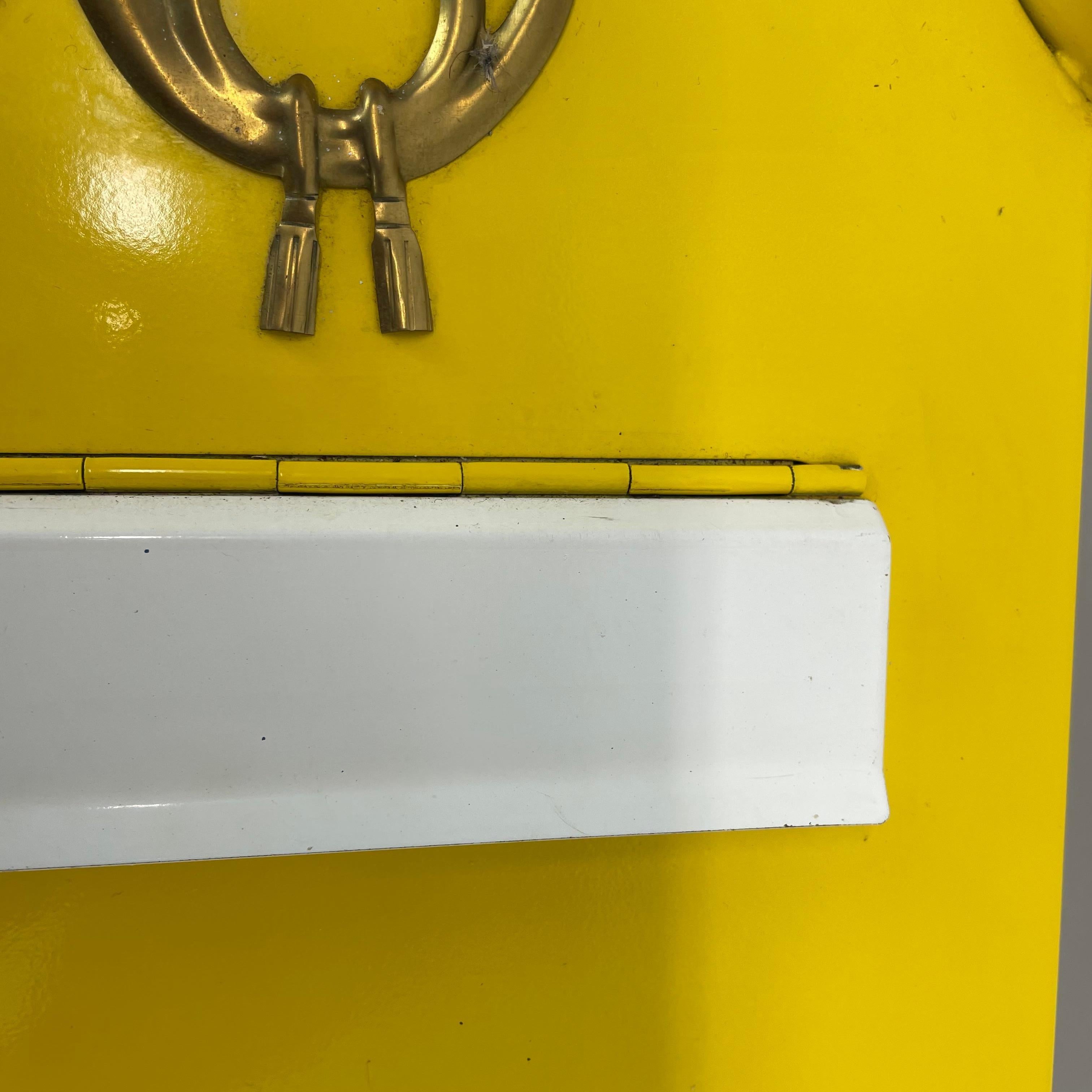 autentico elemento di cassetta postale in metallo giallo e ottone, Germania, anni '50 in vendita 7