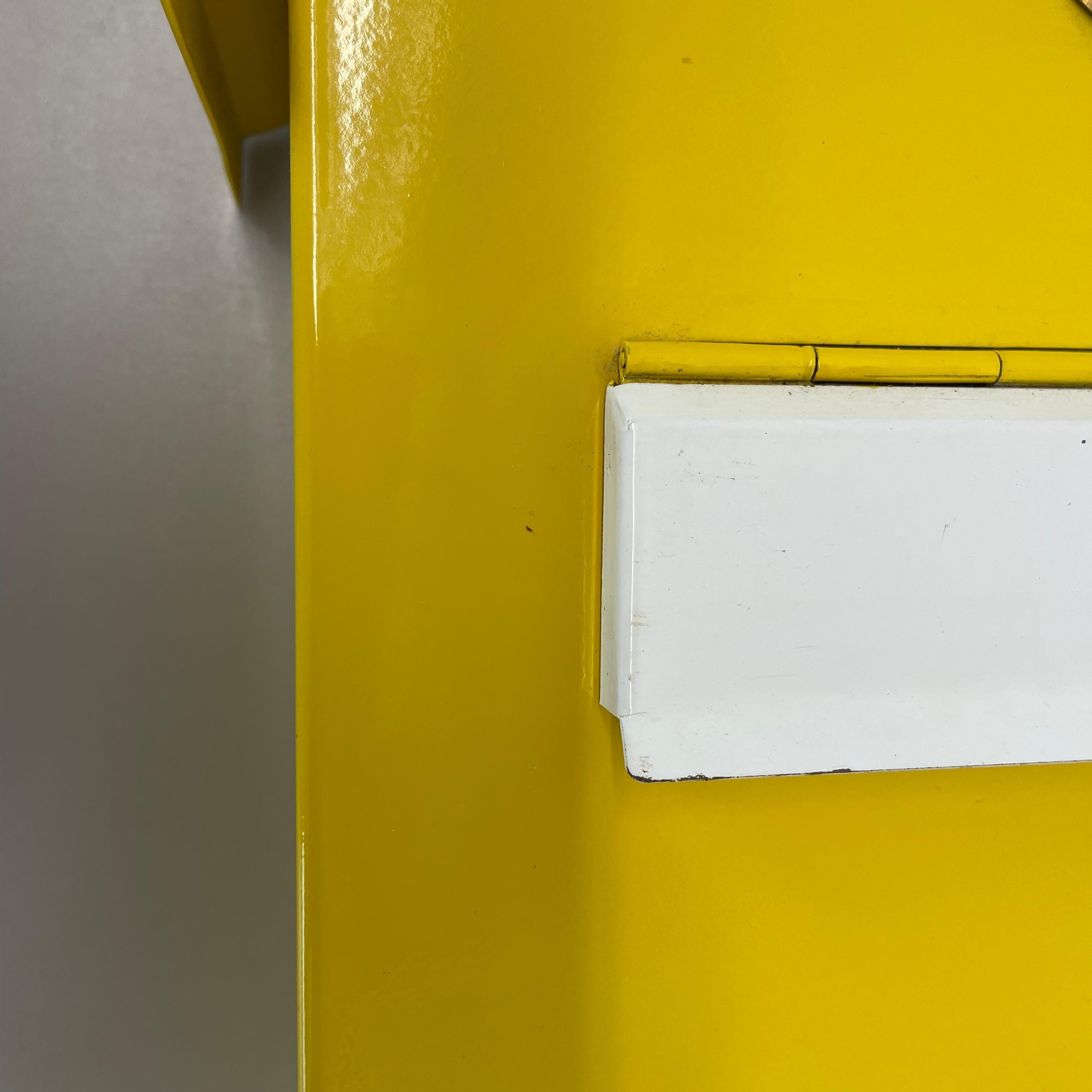 autentico elemento di cassetta postale in metallo giallo e ottone, Germania, anni '50 in vendita 8
