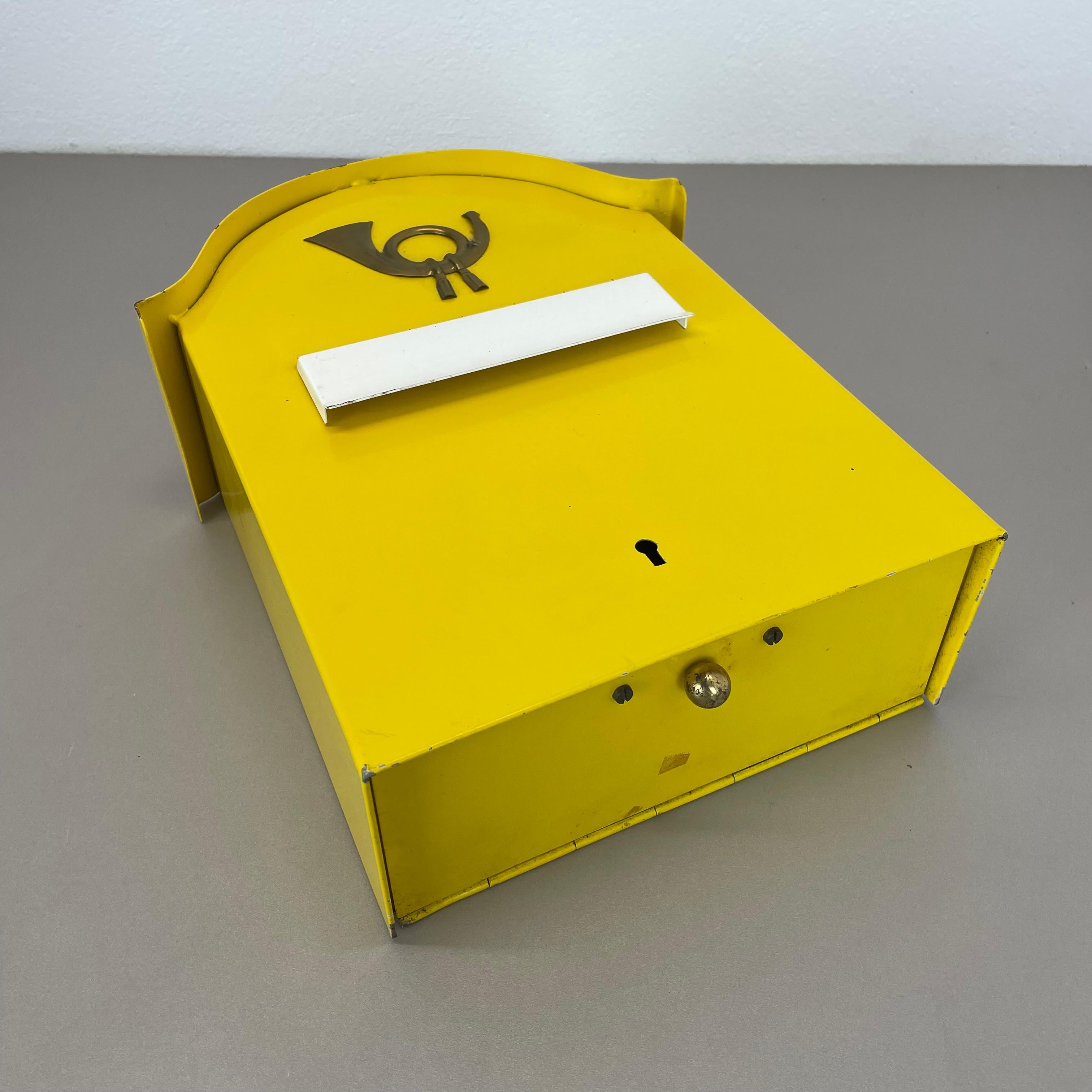 autentico elemento di cassetta postale in metallo giallo e ottone, Germania, anni '50 in vendita 10