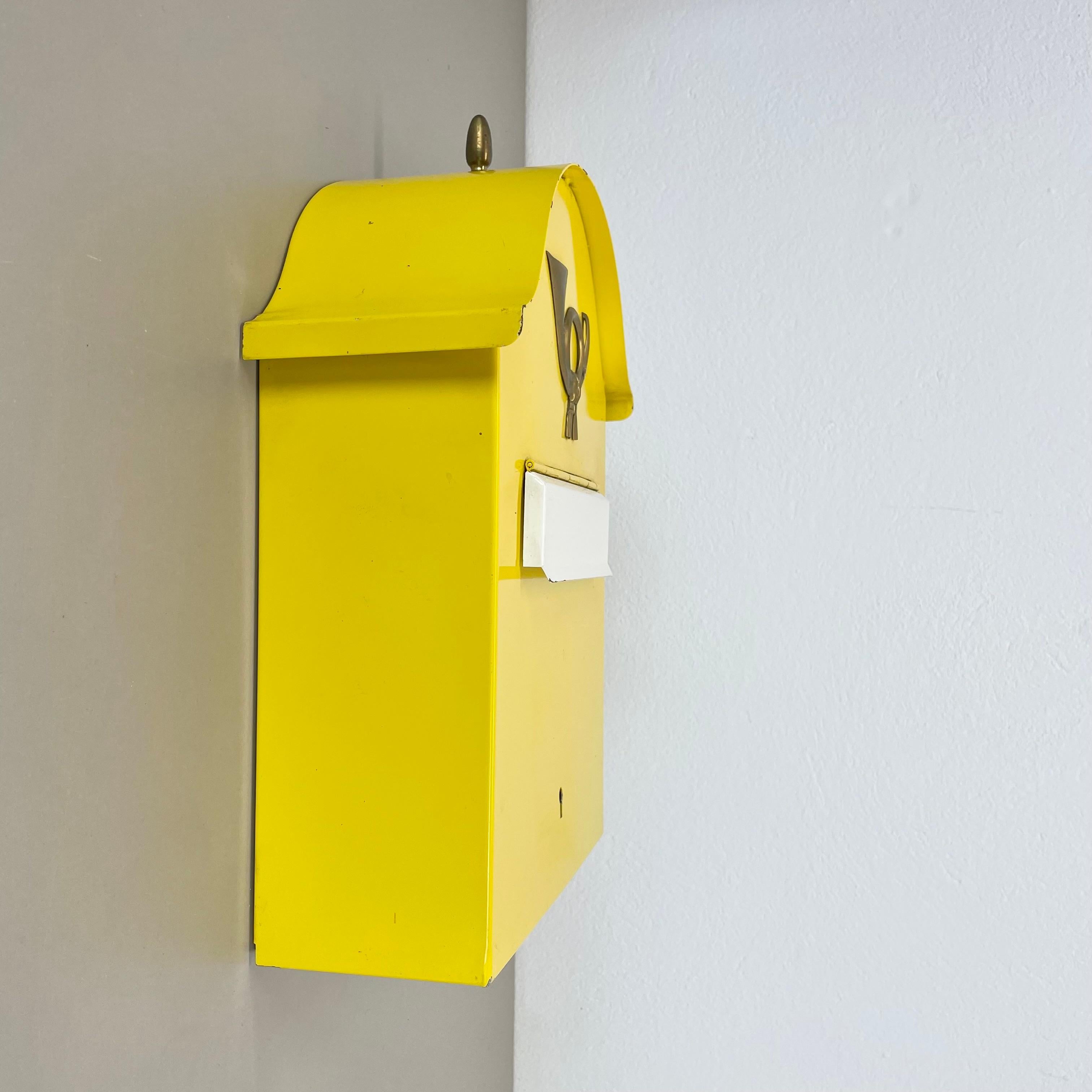Mid-Century moderno autentico elemento di cassetta postale in metallo giallo e ottone, Germania, anni '50 in vendita