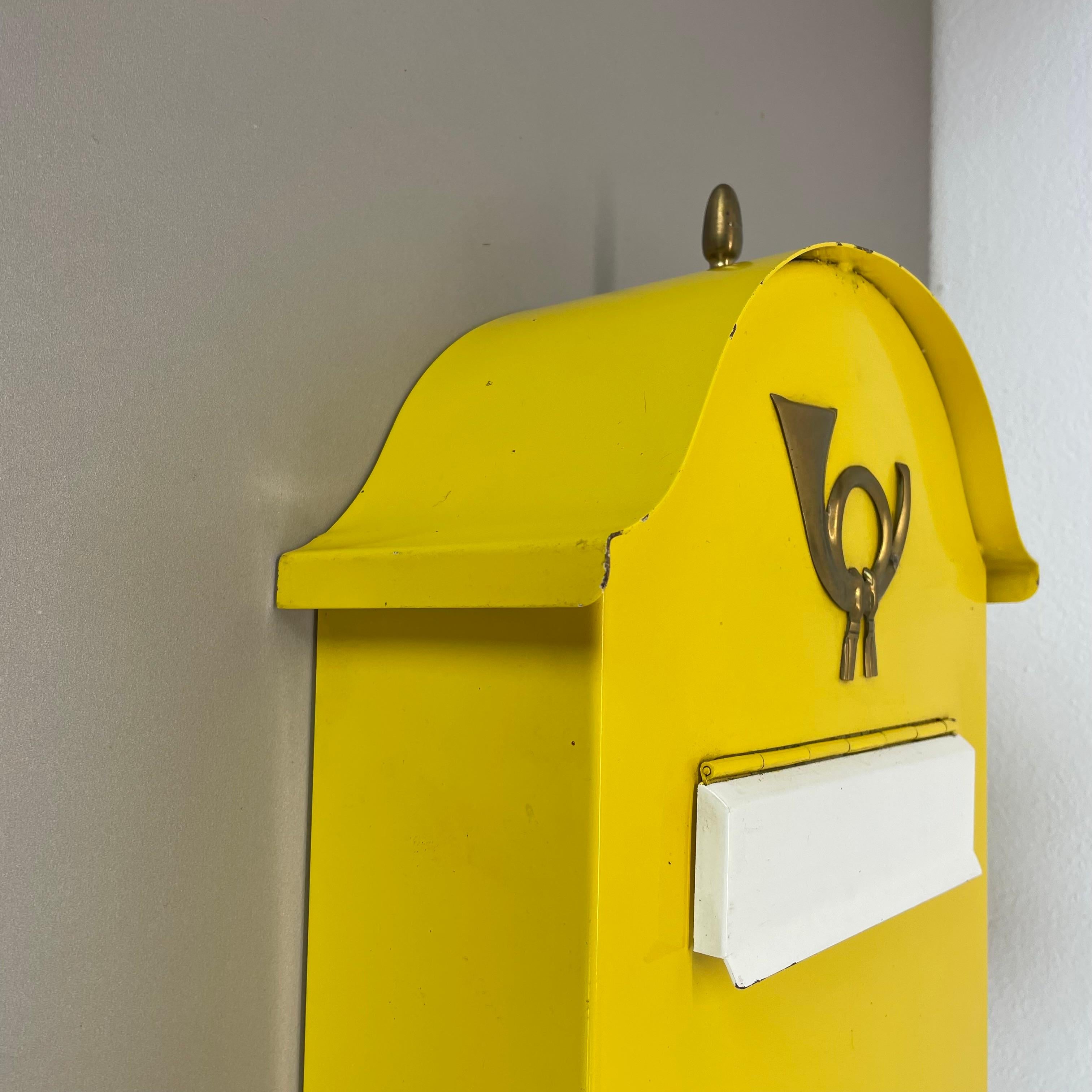 Italiano autentico elemento di cassetta postale in metallo giallo e ottone, Germania, anni '50 in vendita