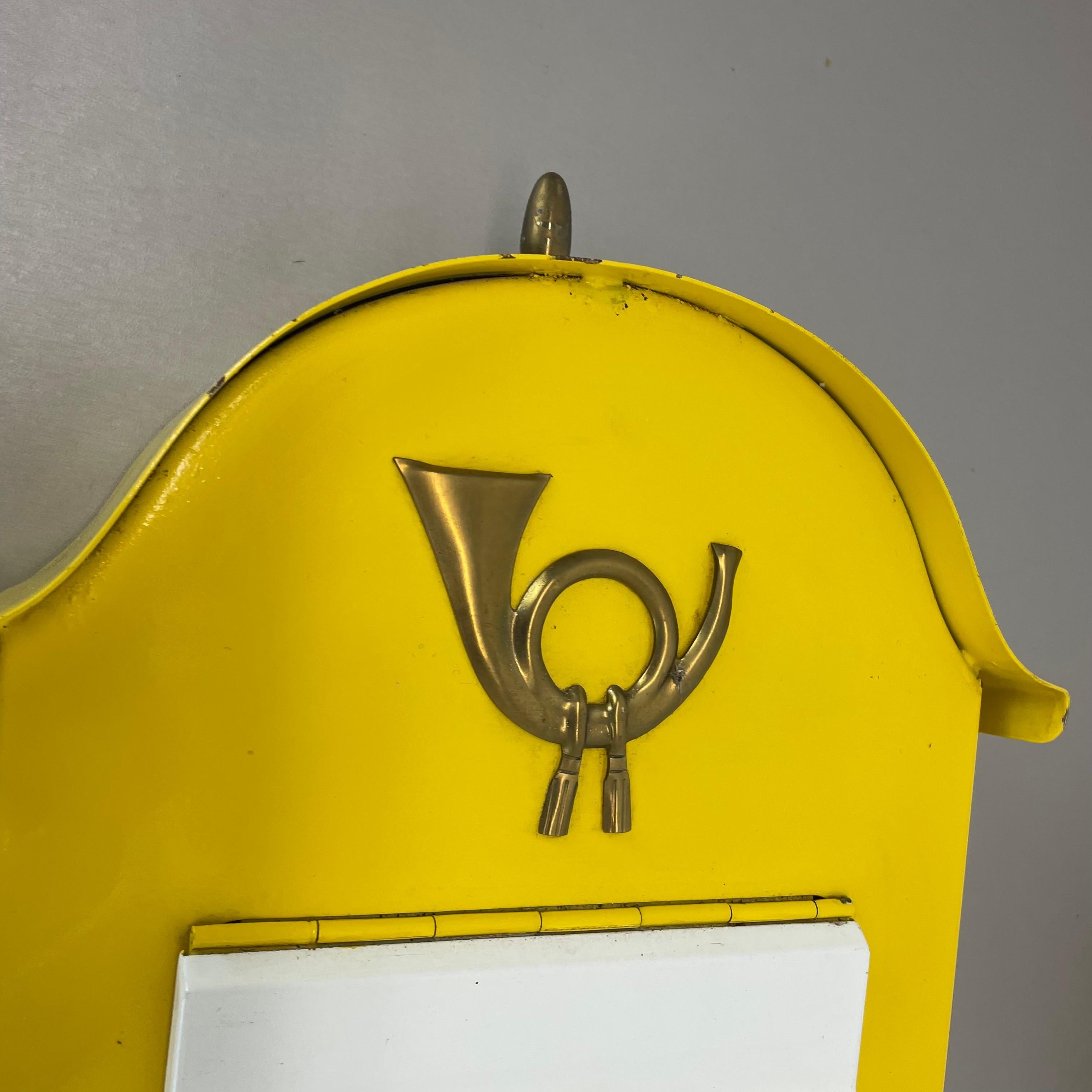 autentico elemento di cassetta postale in metallo giallo e ottone, Germania, anni '50 In condizioni buone in vendita a Kirchlengern, DE