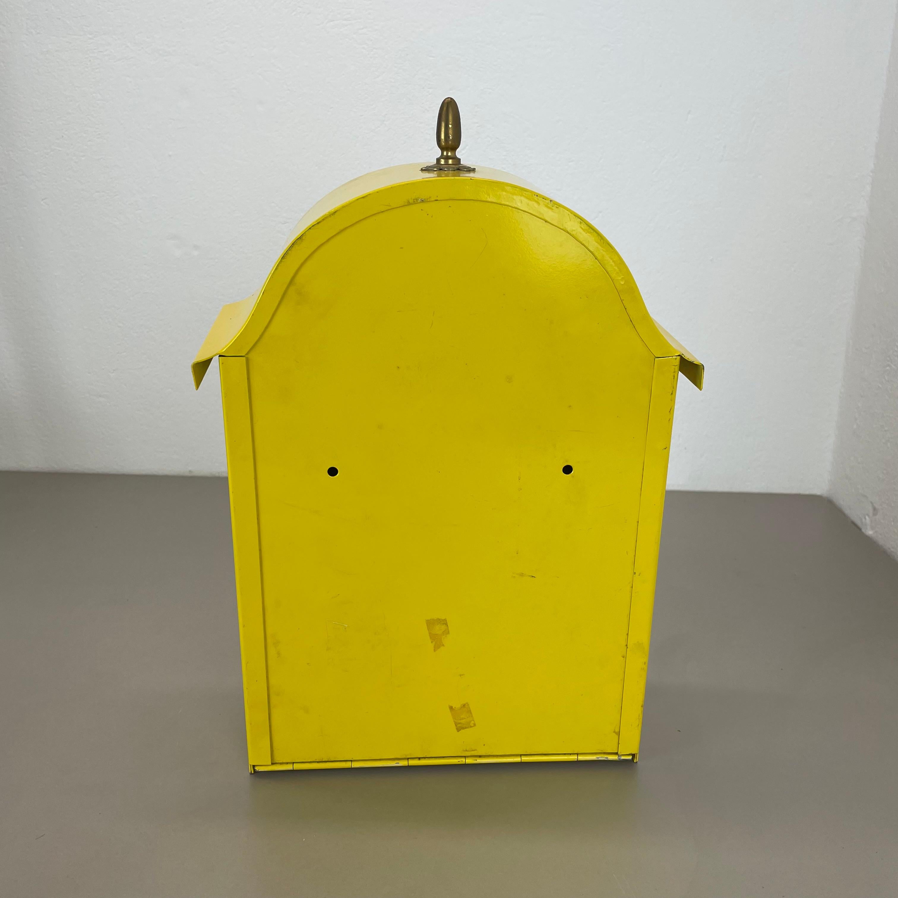 Metallo autentico elemento di cassetta postale in metallo giallo e ottone, Germania, anni '50 in vendita