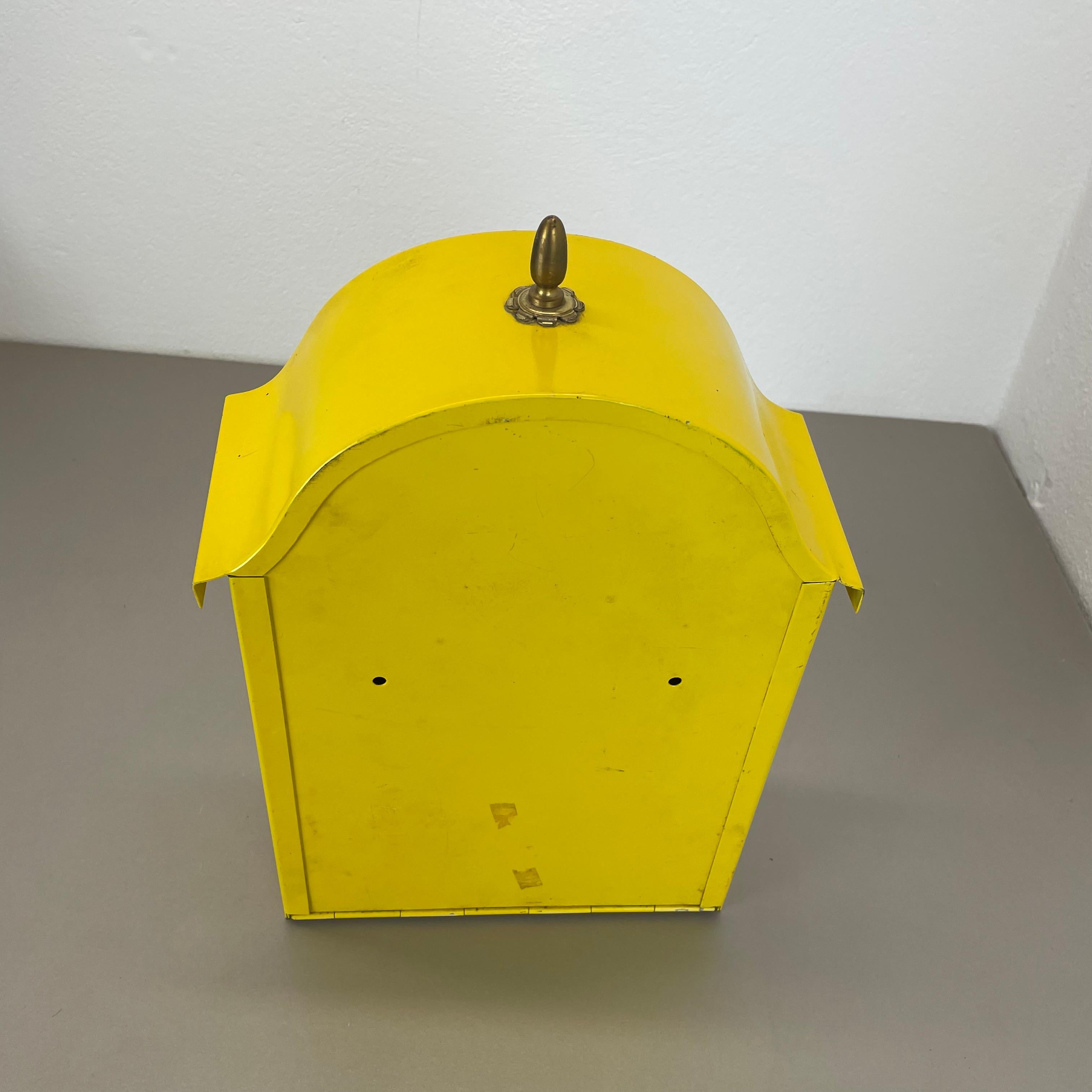autentico elemento di cassetta postale in metallo giallo e ottone, Germania, anni '50 in vendita 1