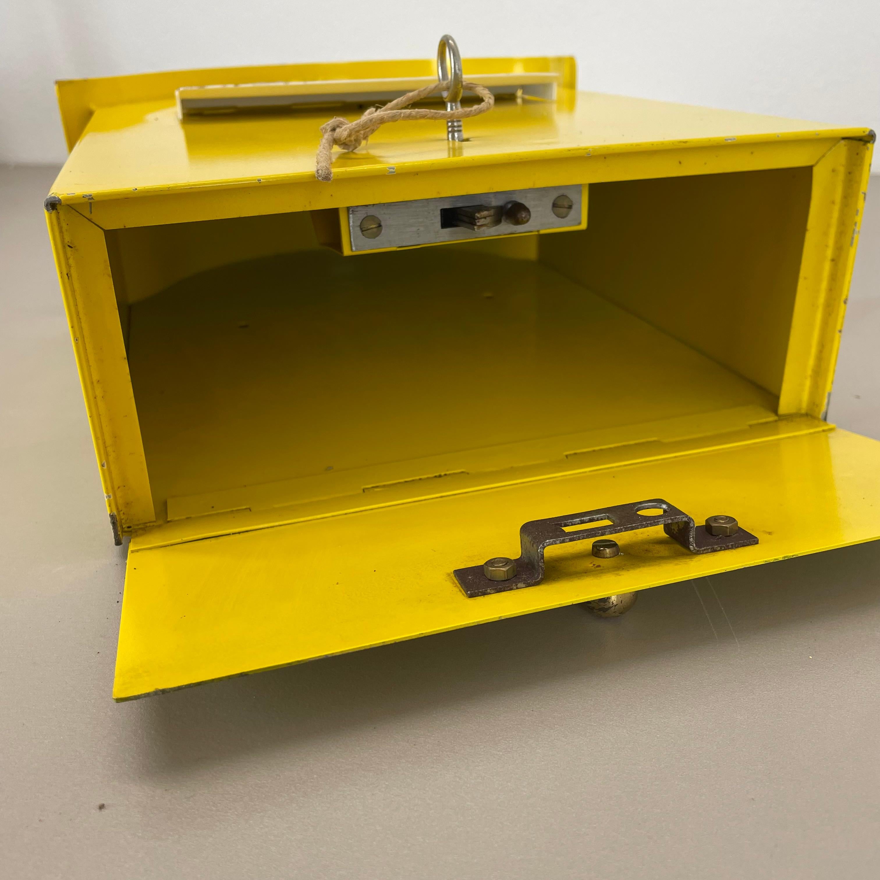 autentico elemento di cassetta postale in metallo giallo e ottone, Germania, anni '50 in vendita 2