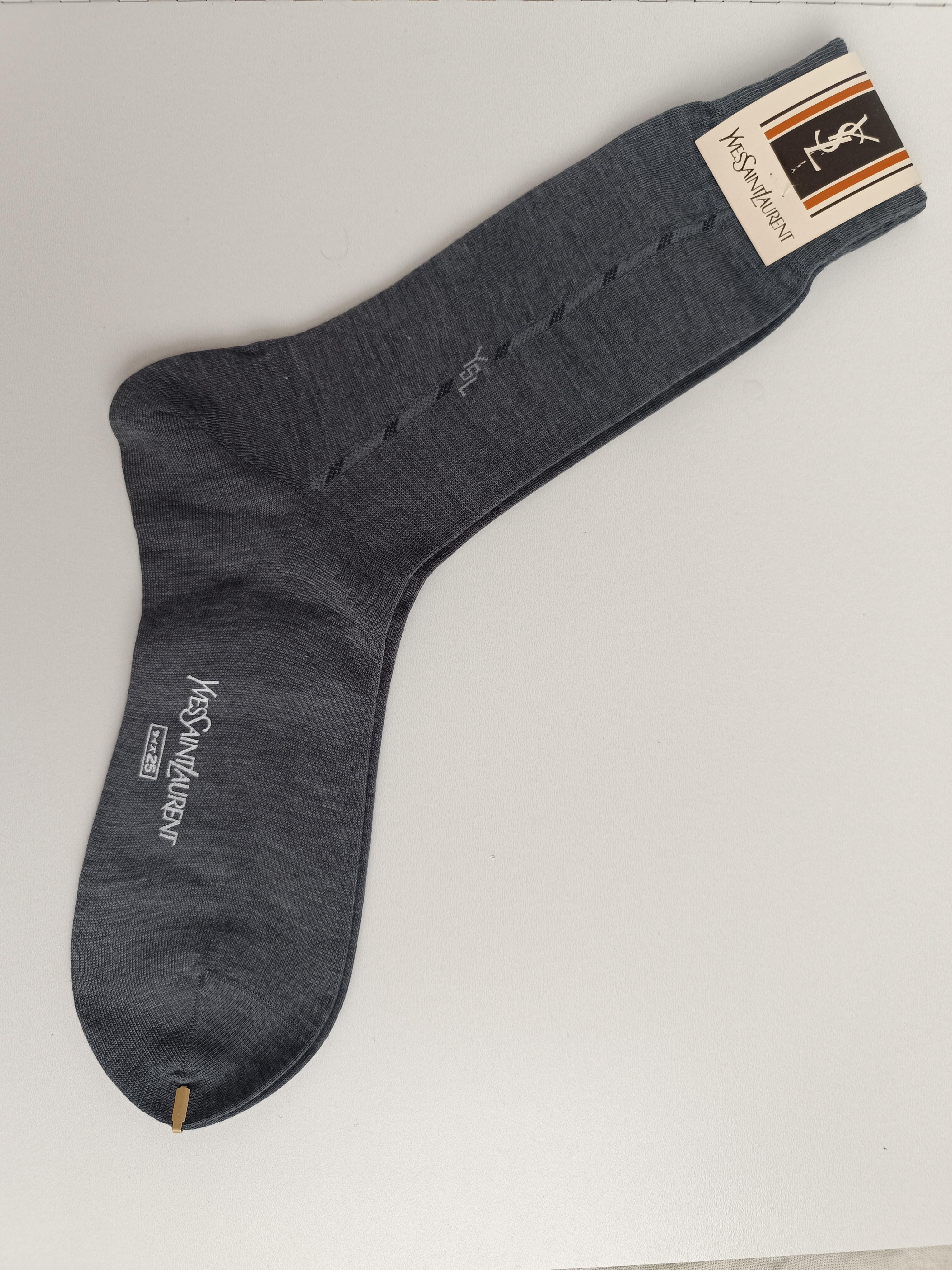 Authentic Yves Saint Laurent Vintage Men’s Socks YSL
Country of manufacture: Japan
Color: Grey with blue
Unisex.
It's great to wear or give away!
We strive to ensure high quality control, and more significant flaws will be shown in the photos and/or