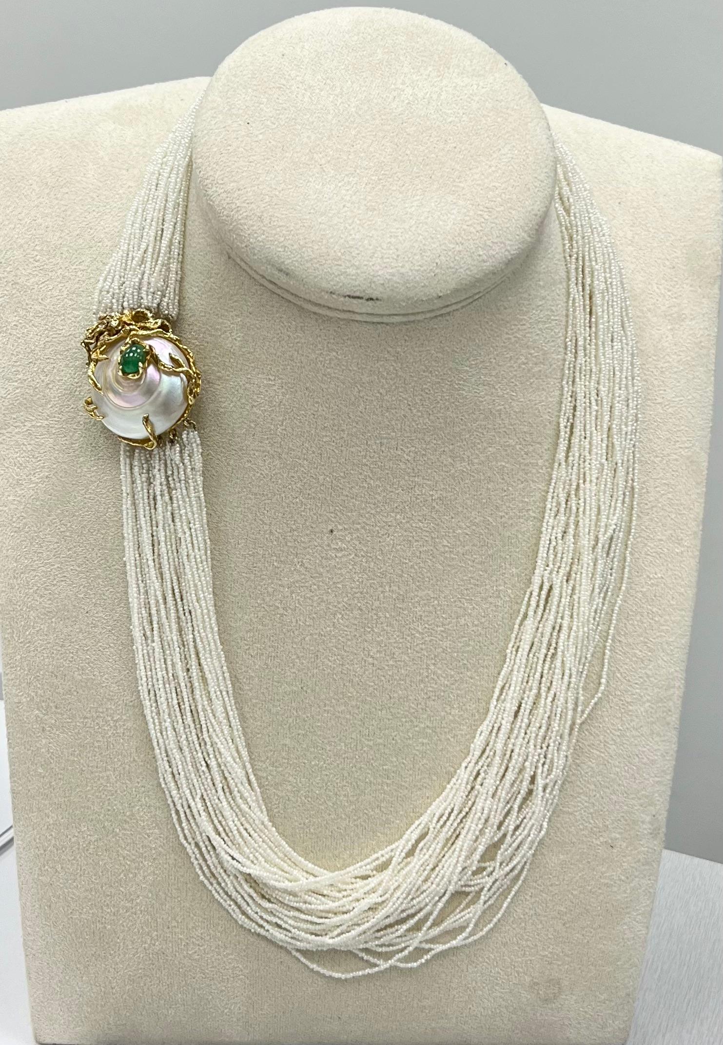 Arthur King Collier de perles naturelles en or jaune 18 carats, MOP et émeraude en vente 1