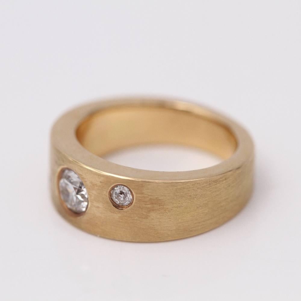 Author's Ring J.Cayellas in Yellow Gold unisex  1x Diamond in Brilliant cut with approximate weight of 0,52 cts. in quality G/VS and 2x Diamonds in Brilliant cut with approximate weight of 0,07 cts., in quality G/VS  18 kt. Yellow Gold  11,84 grams.