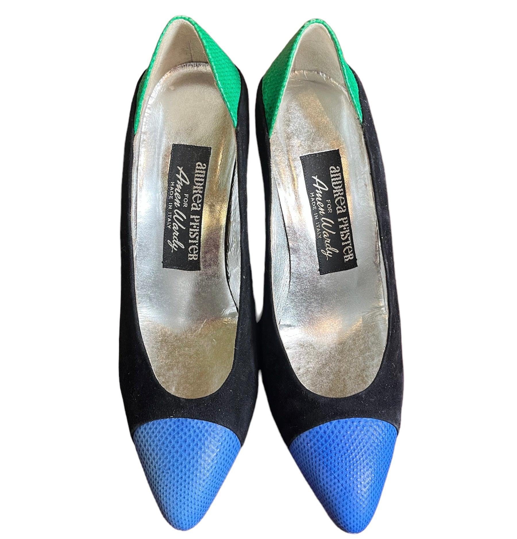 Diese kultigen smaragdgrünen und blauen Pumps sind von Andrea Pfister, dem einzigen italienischen Designer für Lanvin und Jean Patou, signiert. Bekannt für seine einzigartigen und gut gefertigten Schuhe, sind diese lebenslangen Pfister (1980er