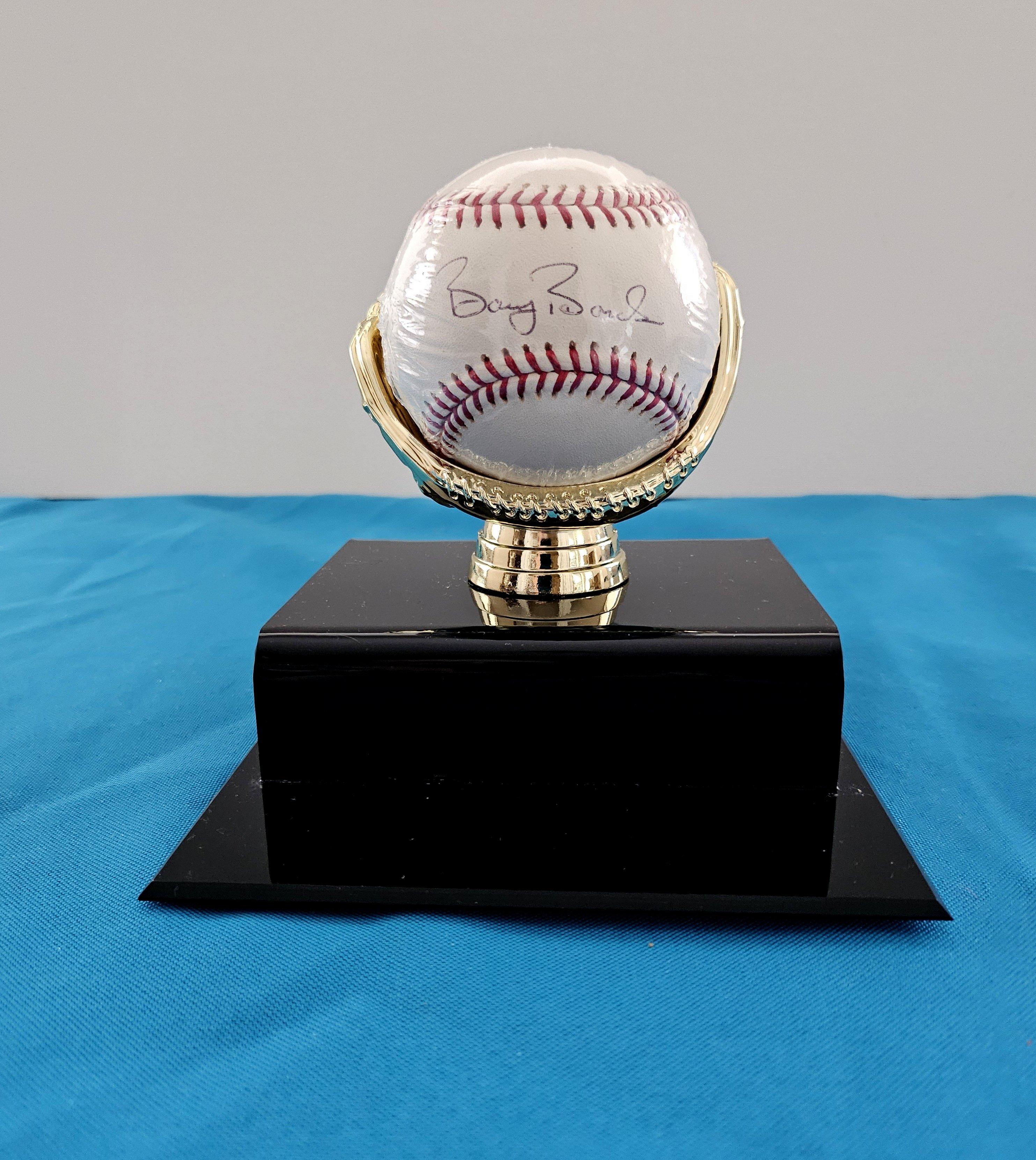 Baseball autografato di Barry Bonds (SF Giants) nella sua custodia originale e nel suo involucro, con COA! La palla è in ottime condizioni vintage.
Si tratta di una palla da baseball di Barry Bonds, data di creazione sconosciuta, data di autografo