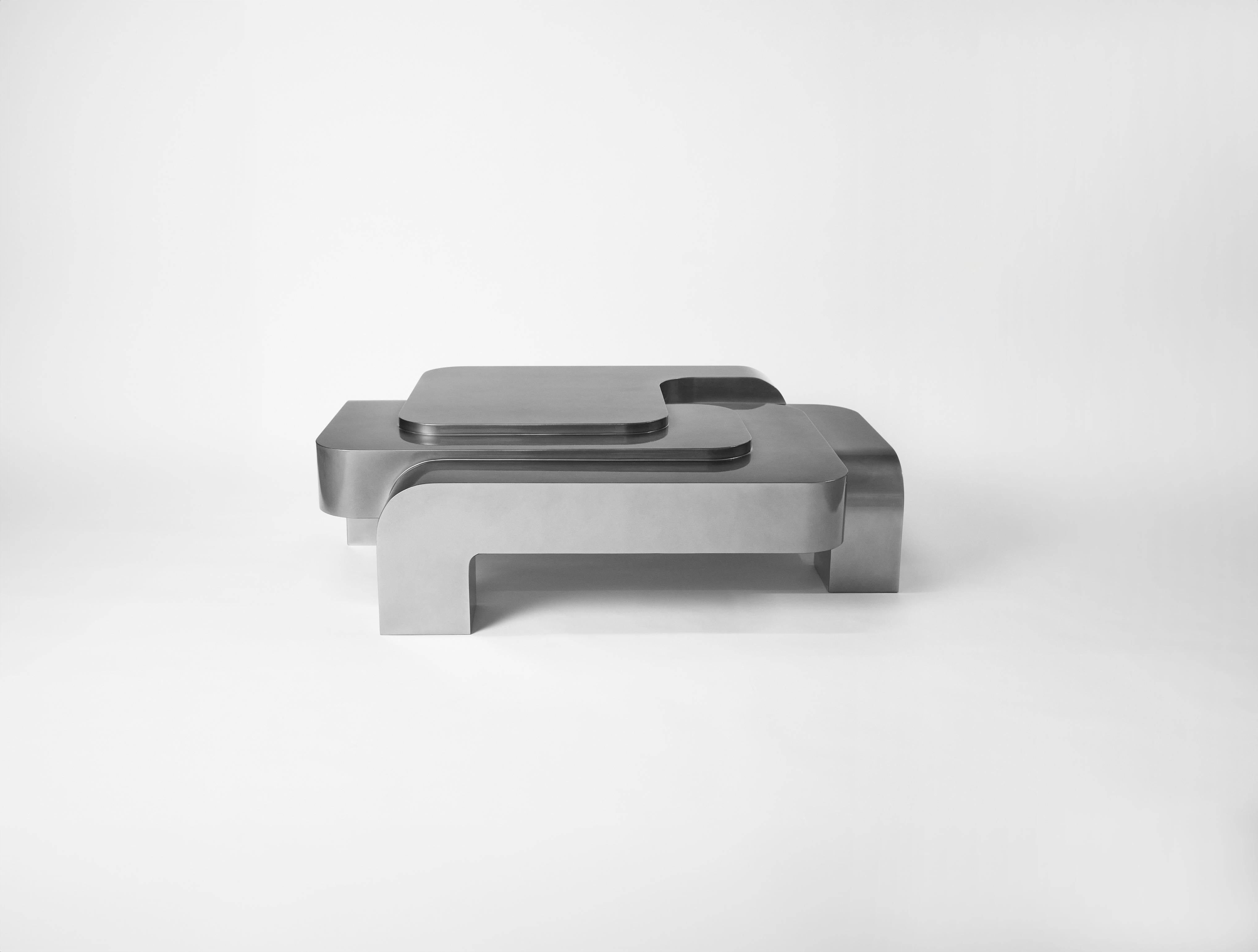 Automa-Couchtisch von Pietro Franceschini
Abmessungen: B 140 x L 104 x H 40 cm
MATERIALIEN: Flüssiges Aluminium, Holzstruktur

Pietro Franceschini ist ein in New York und Florenz ansässiger Architekt und Designer. Er wurde in Italien, Portugal und